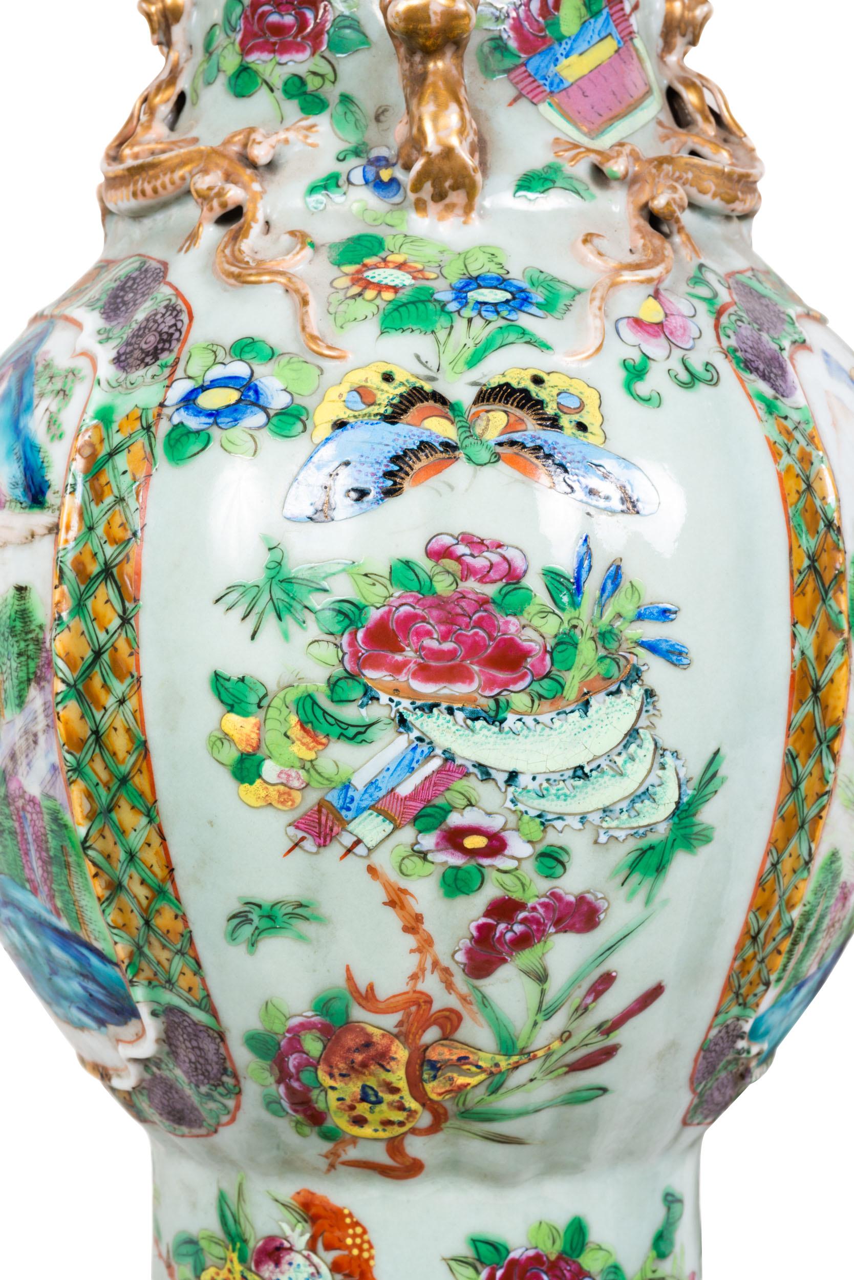 Paar 19. Rose Medaillon Ormolu montiert Vasen / Lampen (19. Jahrhundert) im Angebot