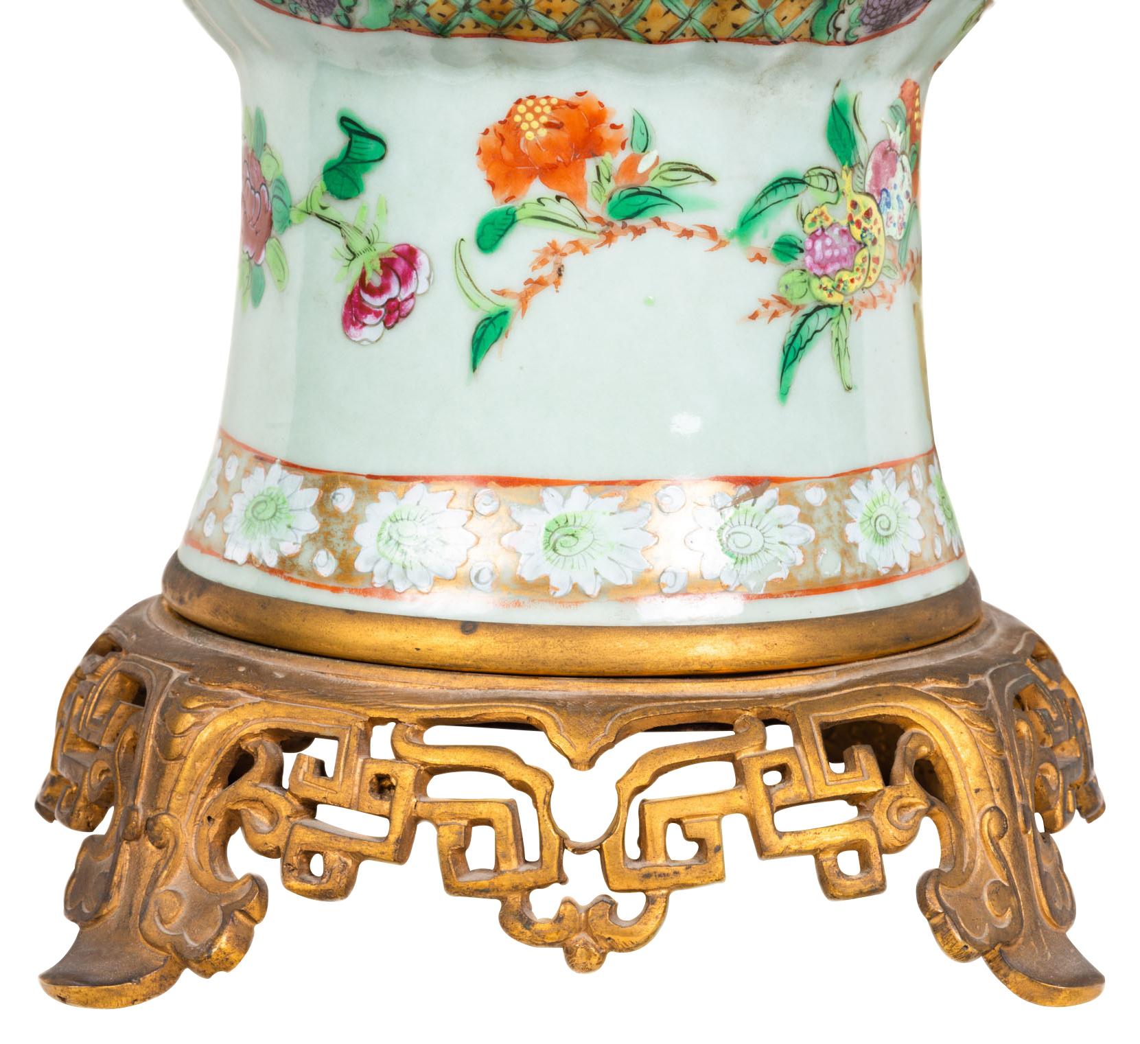 Porcelaine Paire de vases / lampes montés sur médaillon en bronze doré du 19ème siècle en vente