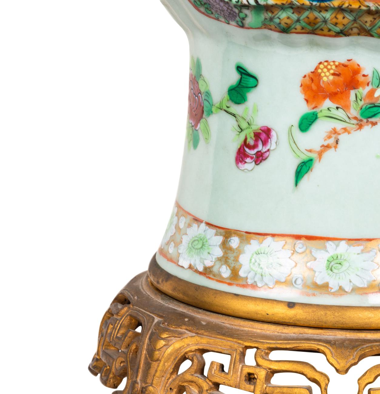 Paar 19. Rose Medaillon Ormolu montiert Vasen / Lampen im Angebot 1