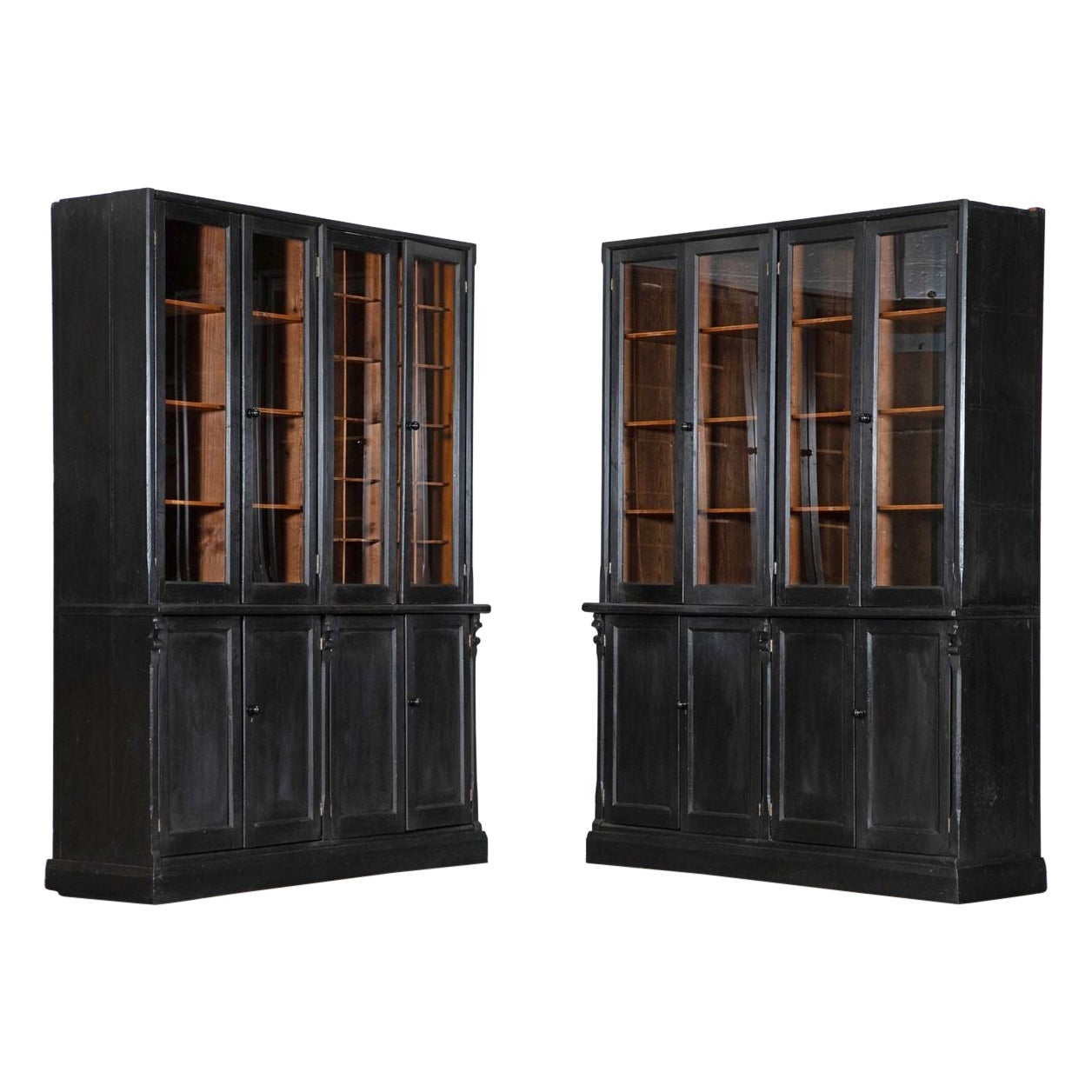 Paire d
armoires de ménage en pin ébonisé vitrifié anglais du 19ème siècle