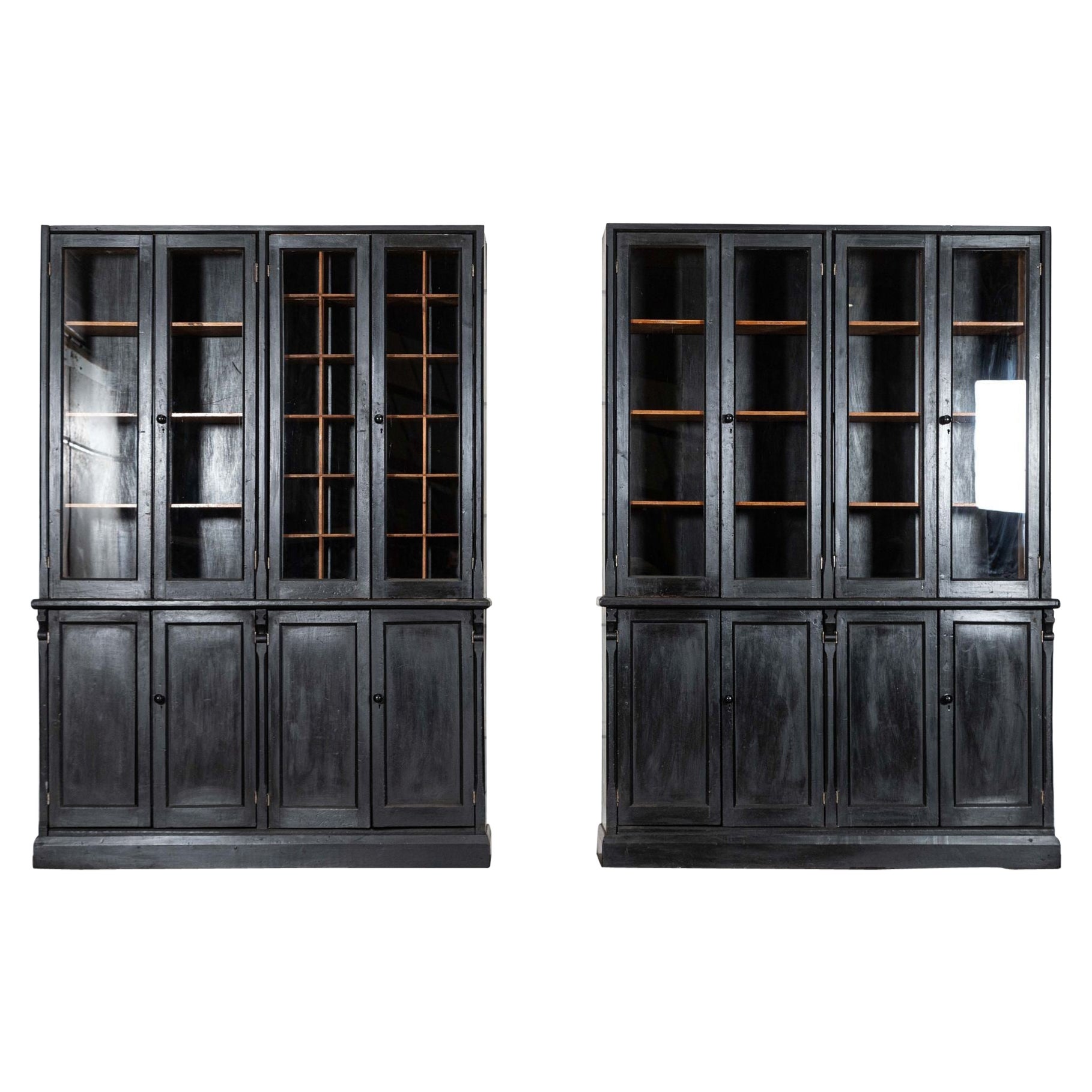 Paire d
armoires de ménage en pin ébonisé vitrifié anglais du 19ème siècle
