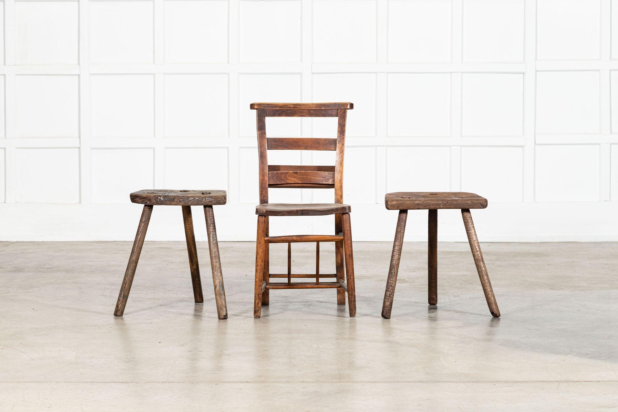 vers 1880
Paire de tabourets en orme anglais du 19ème siècle
Prix à l'unité
sku 2119
L 40cm P 22cm H 48cm
poids 3kg