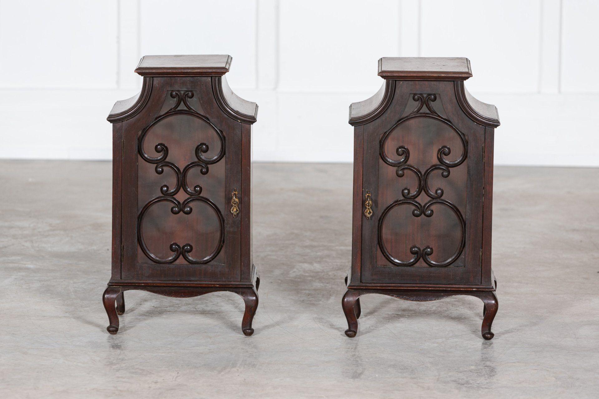 Vernissé Paire d'armoires anglaises du 19ème siècle en acajou vernissé en vente