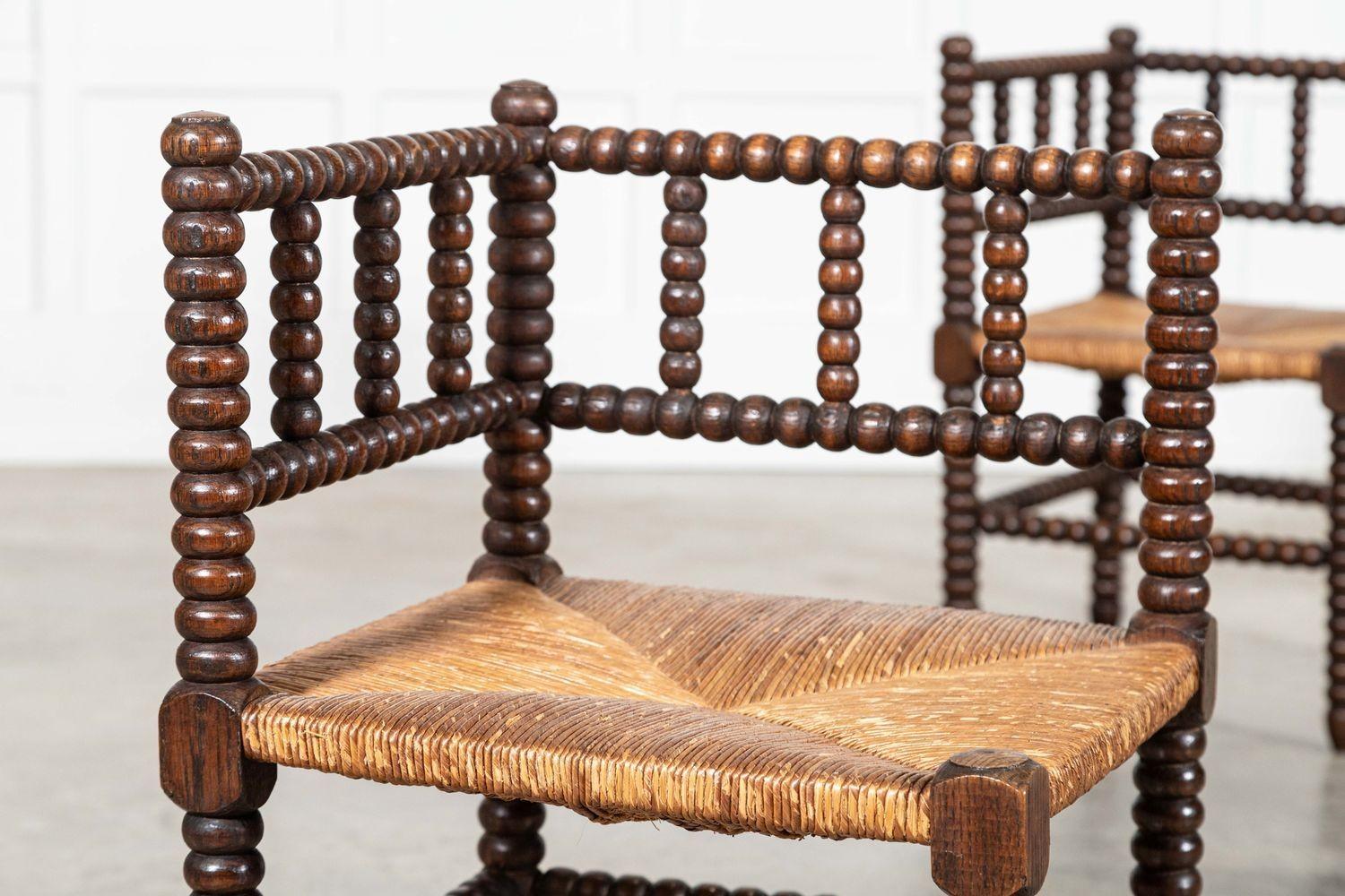 Paire de chaises d'angle en chêne anglais du XIXe siècle en vente 6