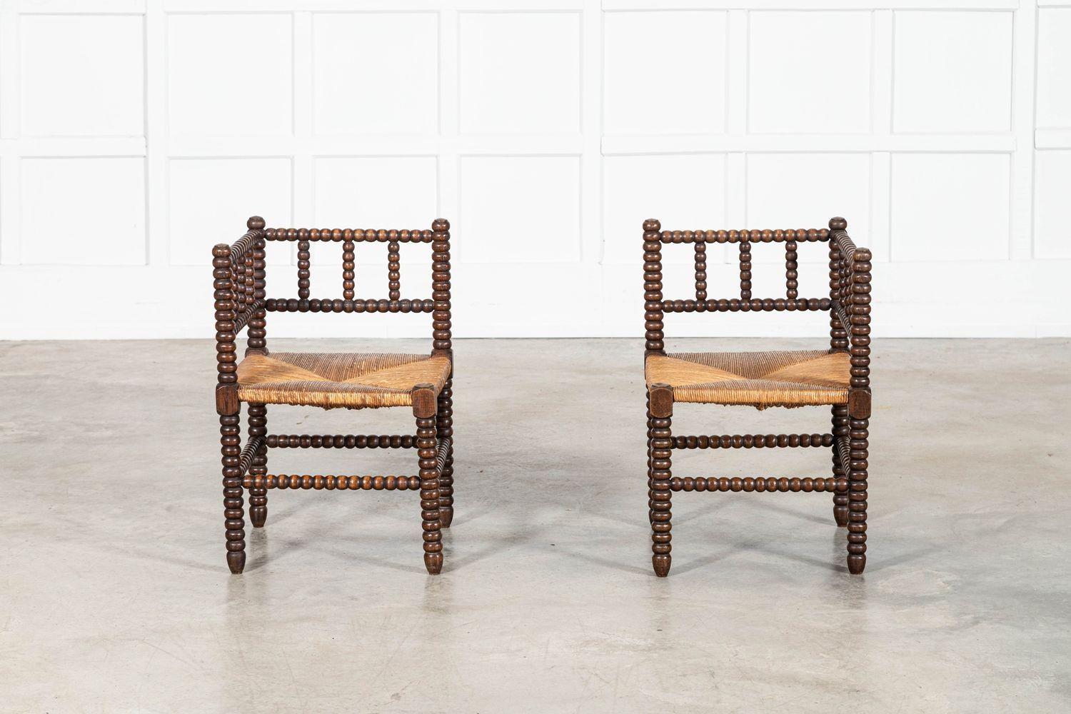 Paire de chaises d'angle en chêne anglais du XIXe siècle Bon état - En vente à Staffordshire, GB