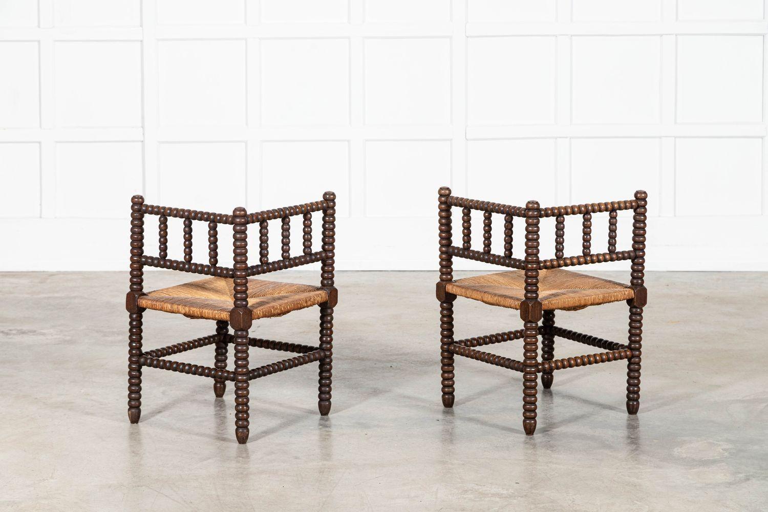 Paire de chaises d'angle en chêne anglais du XIXe siècle en vente 1