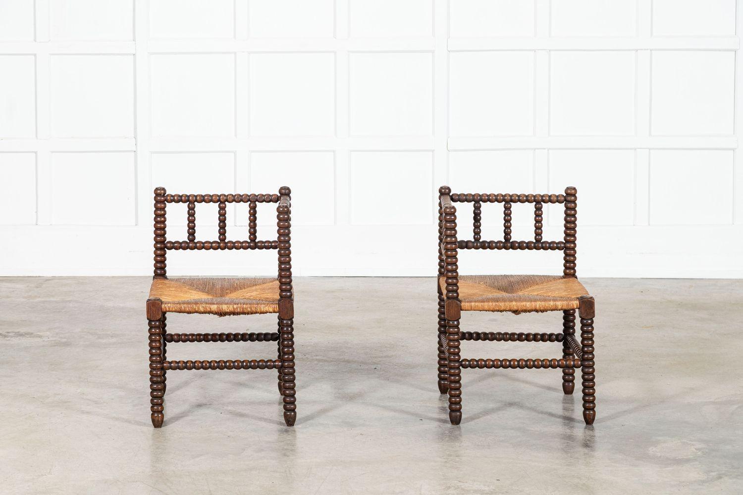 Paire de chaises d'angle en chêne anglais du XIXe siècle en vente 2