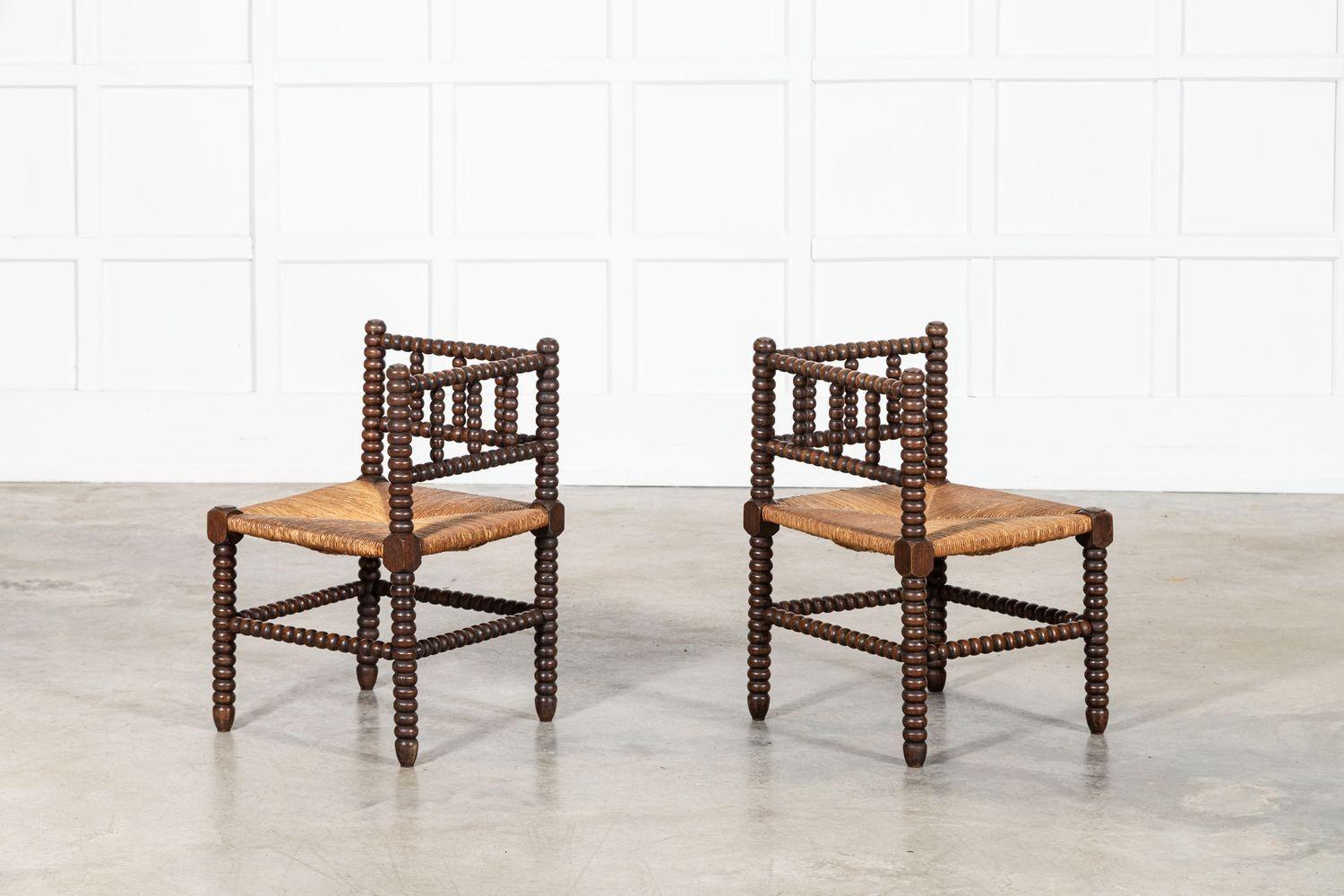 Paire de chaises d'angle en chêne anglais du XIXe siècle en vente 3
