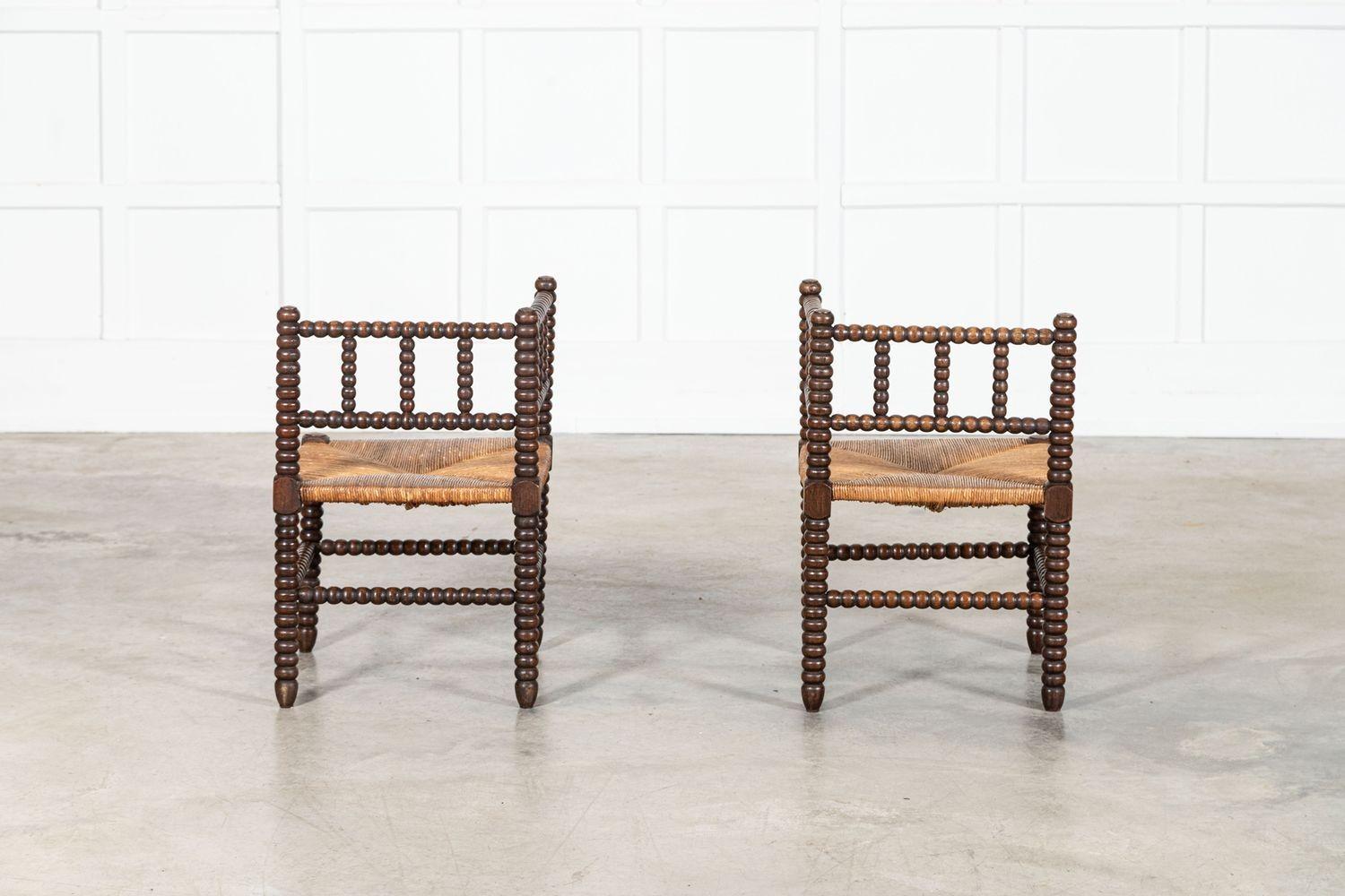Paire de chaises d'angle en chêne anglais du XIXe siècle en vente 4