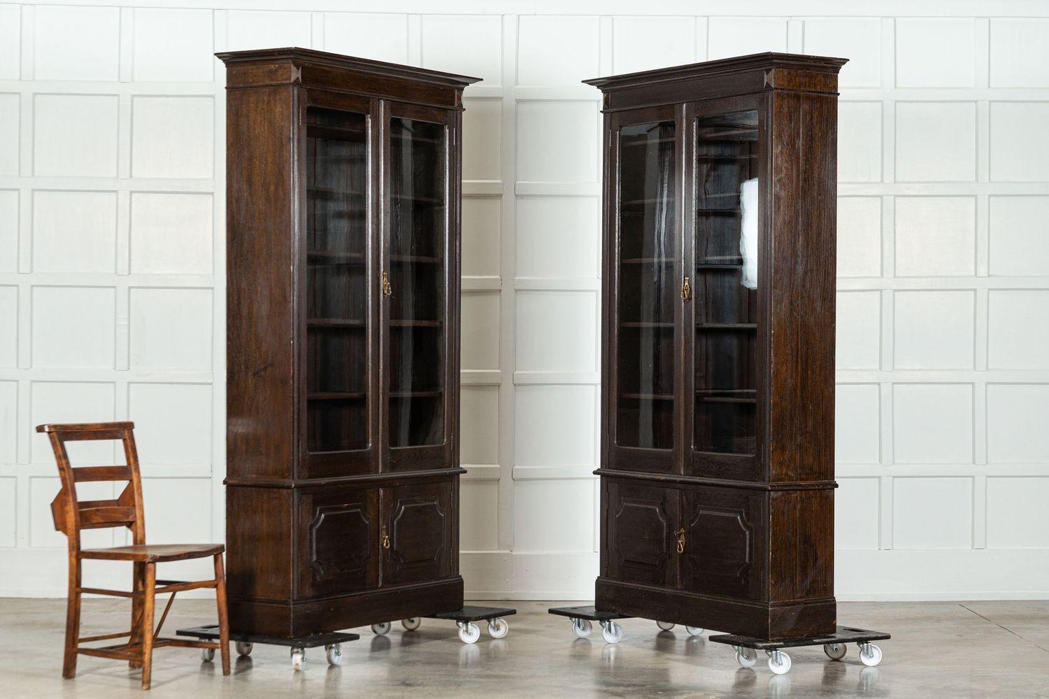 Pareja de librerías inglesas esmaltadas de roble del siglo XIX en venta 11