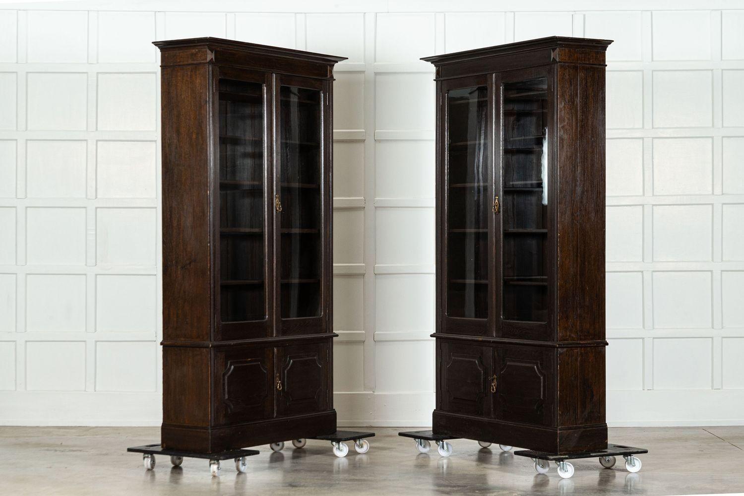 Pareja de librerías inglesas esmaltadas de roble del siglo XIX en venta 1