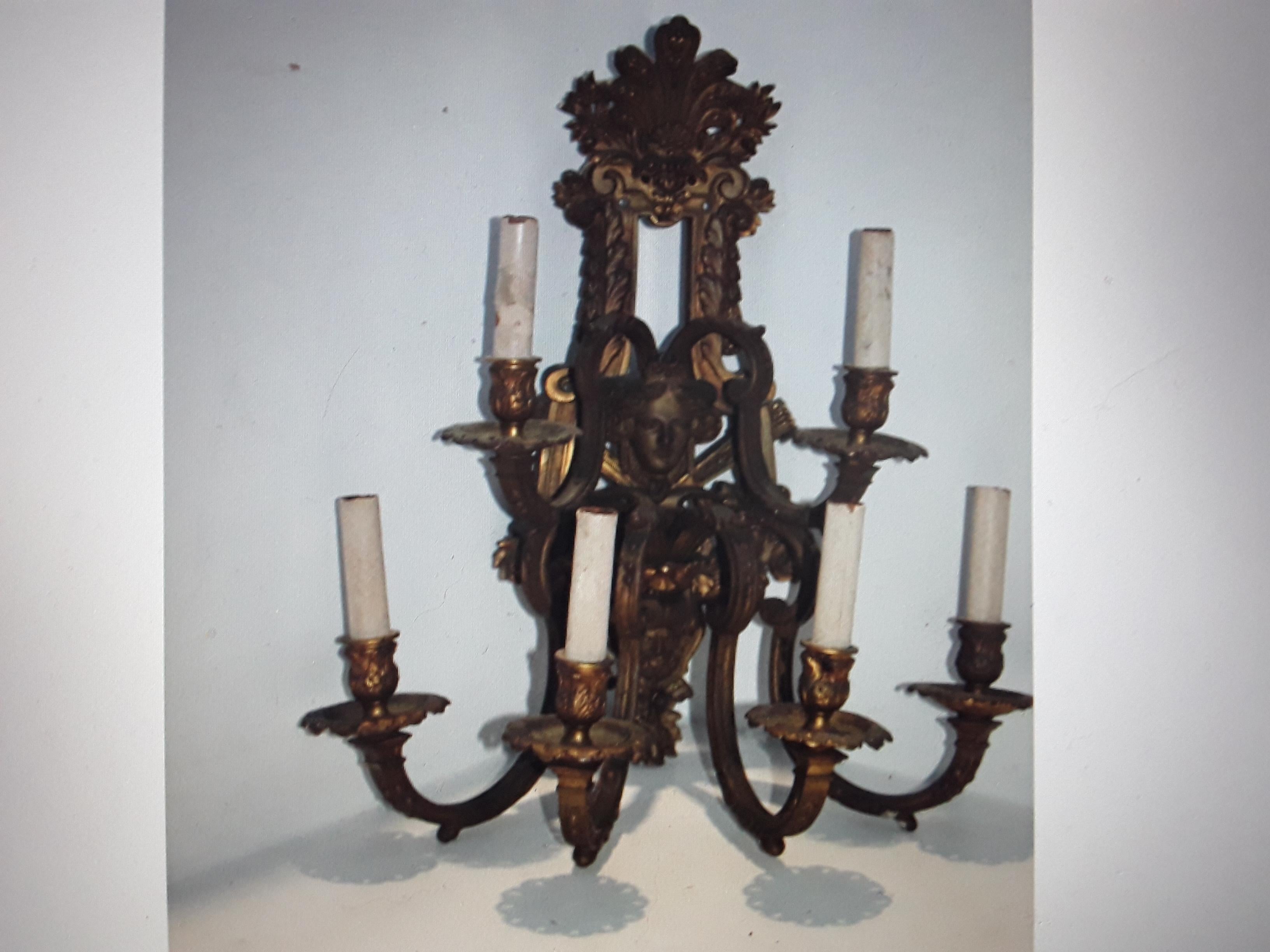 Pareja de Apliques de Pared Luis XV Franceses Antiguos del S. XIX de Bronce Dorado Altamente Detallados en Bueno estado para la venta en Opa Locka, FL