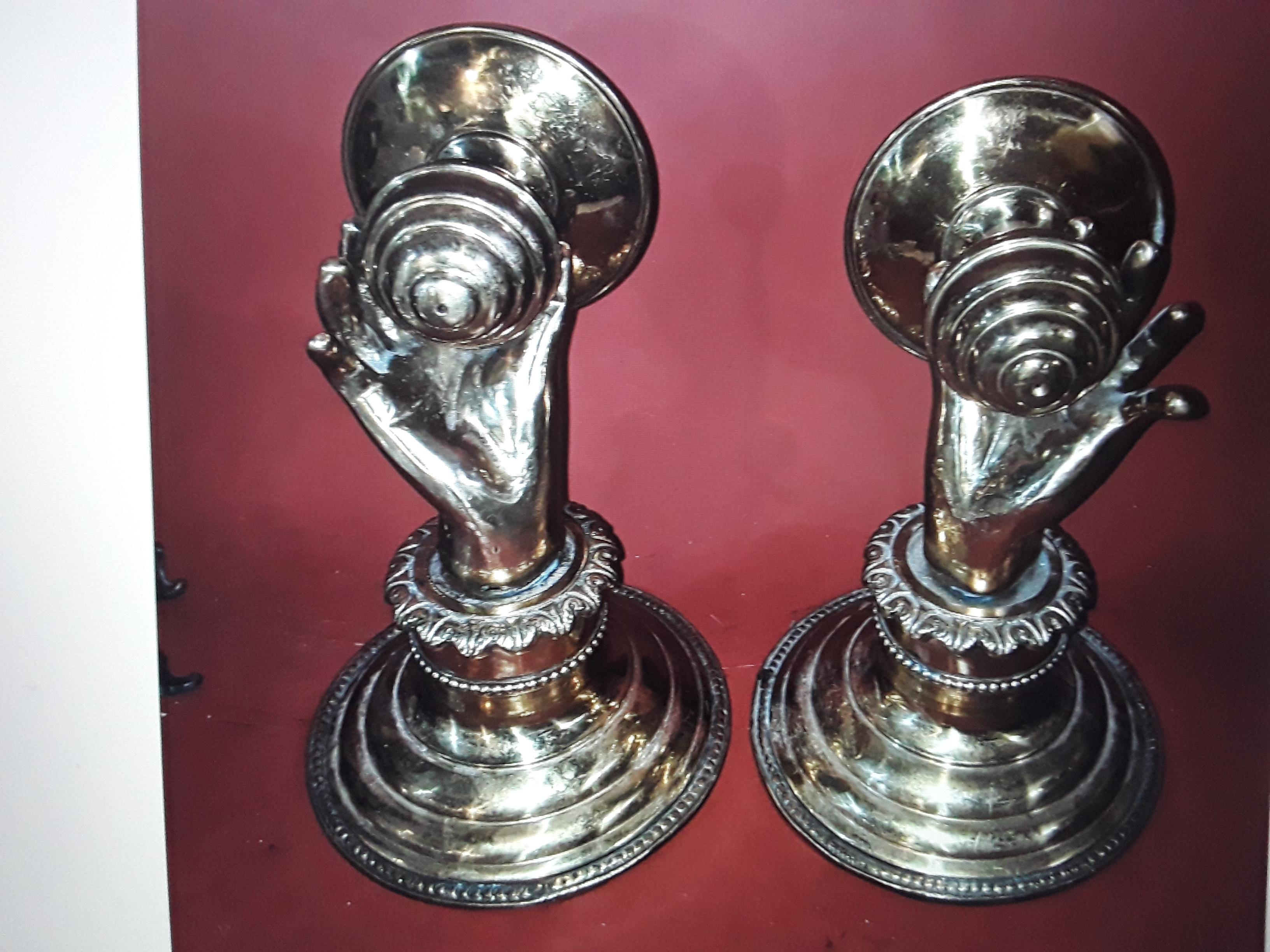 Paar französische Bronze-Kandelaber im Maison Bagues-Stil des 19. Jahrhunderts, „Hand haltende Fackel“ im Angebot 2