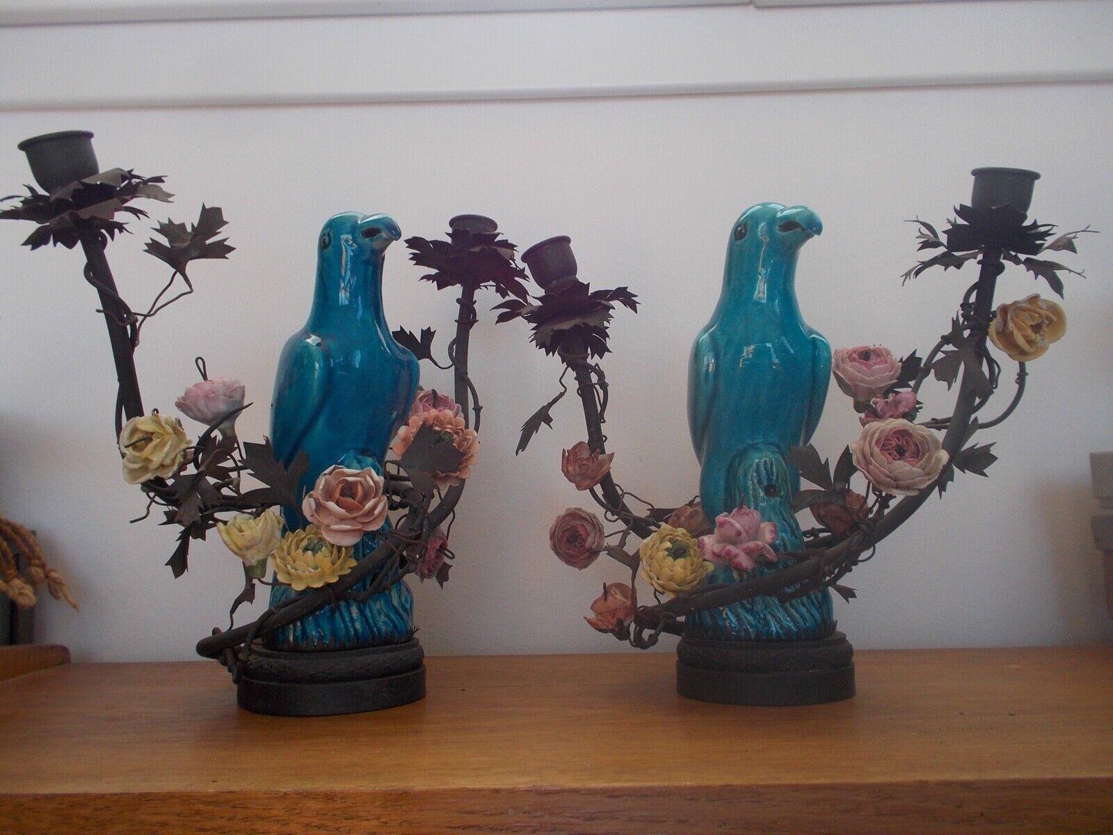Très rare paire de lampes de table de style rococo français du début du 19ème siècle, perroquets en bleu de Chine parmi des fleurs en porcelaine de Saxe sur des lianes en bronze et une base en bronze. Ils étaient à l'origine destinés aux bougies,