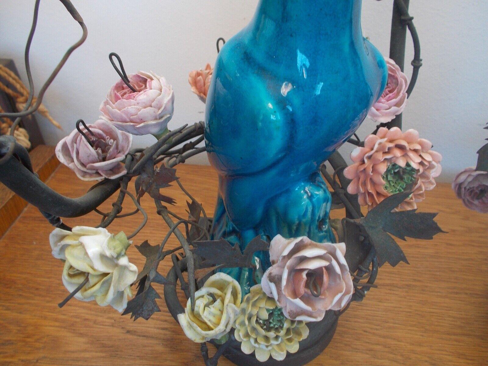 Paire de lampes table du 19ème siècle en porcelaine bleue représentant des perroquets et des fleurs de Saxe Bon état - En vente à Opa Locka, FL