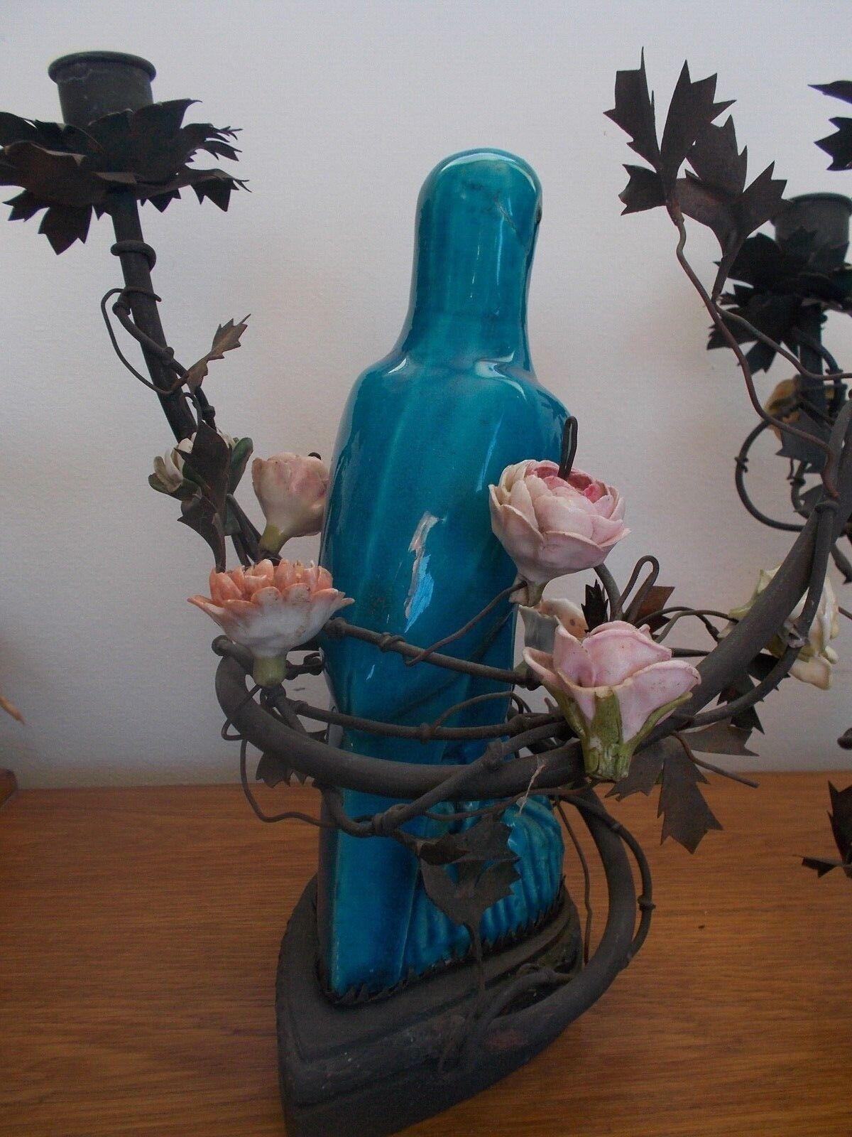 Milieu du XIXe siècle Paire de lampes table du 19ème siècle en porcelaine bleue représentant des perroquets et des fleurs de Saxe en vente