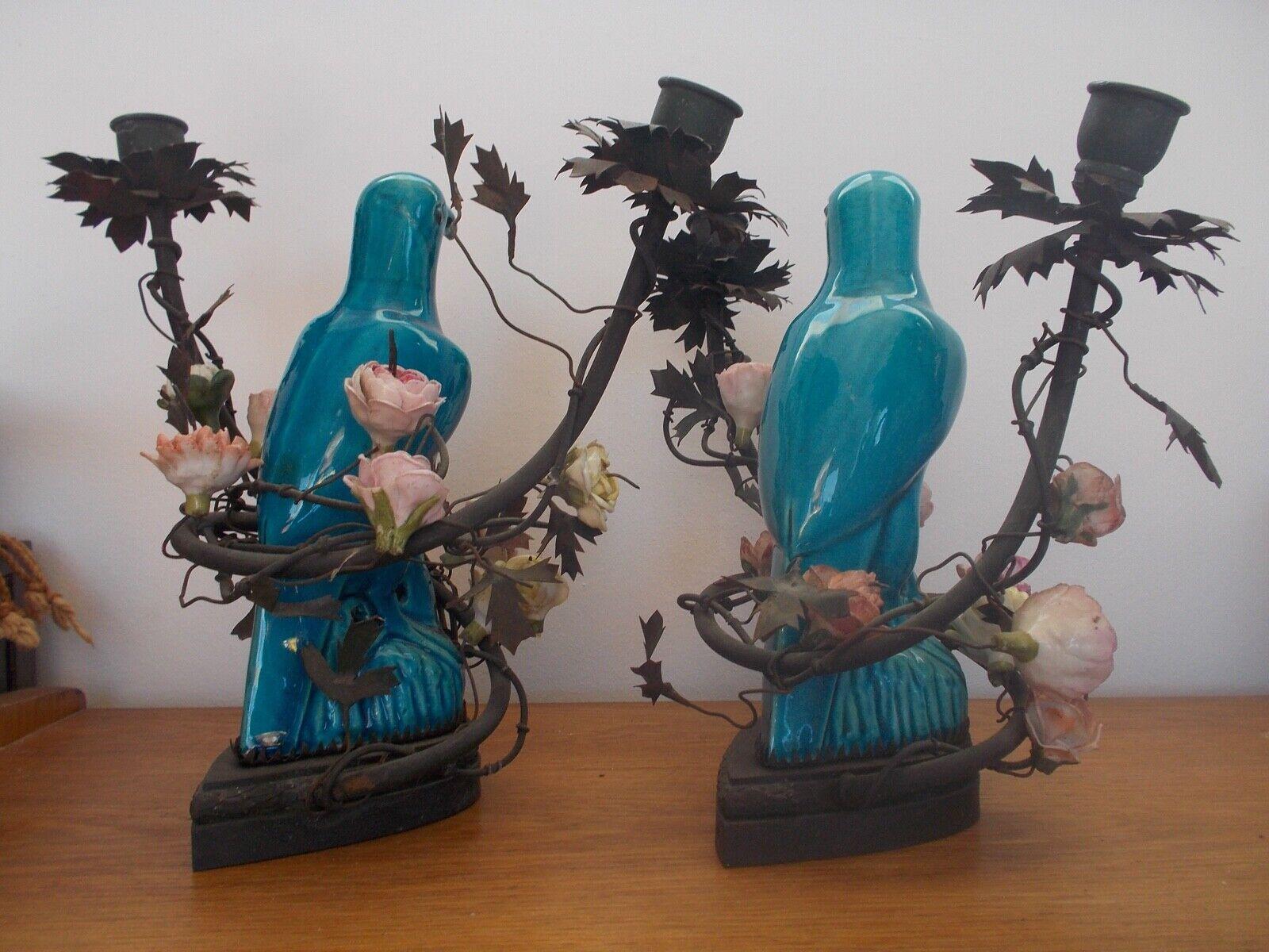 Paire de lampes table du 19ème siècle en porcelaine bleue représentant des perroquets et des fleurs de Saxe en vente 3