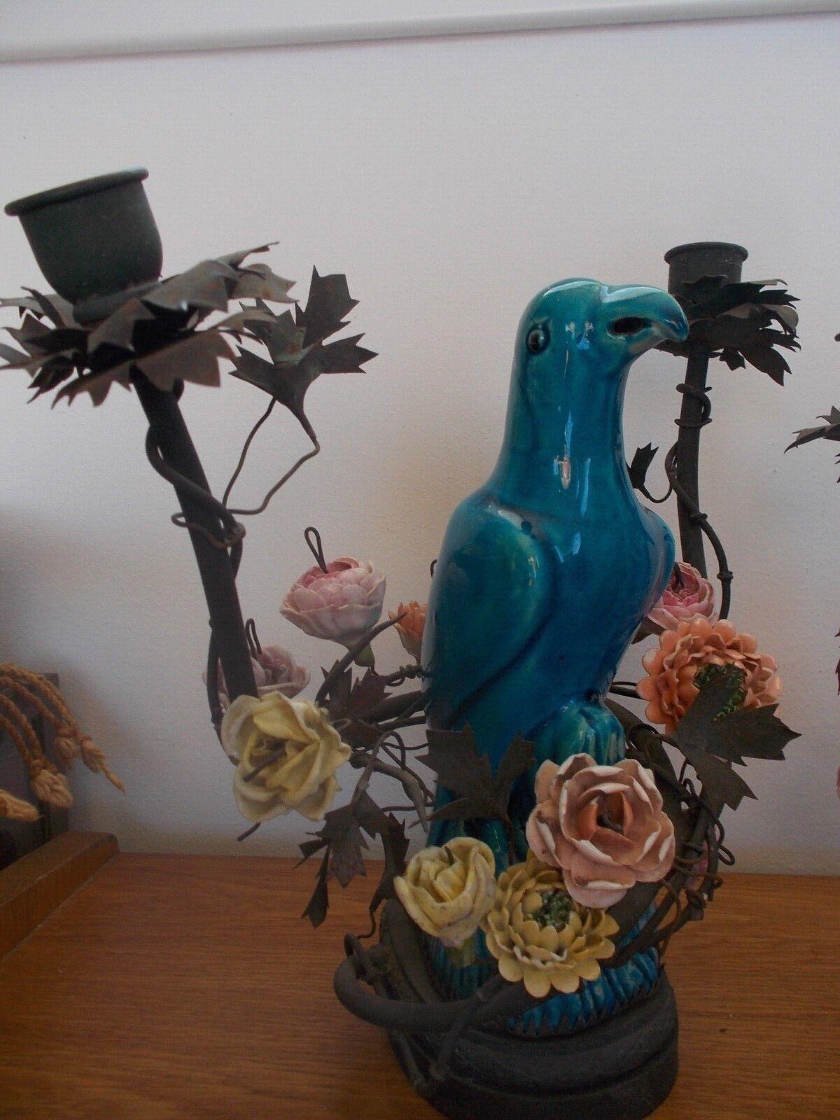 Paire de lampes table du 19ème siècle en porcelaine bleue représentant des perroquets et des fleurs de Saxe en vente 5