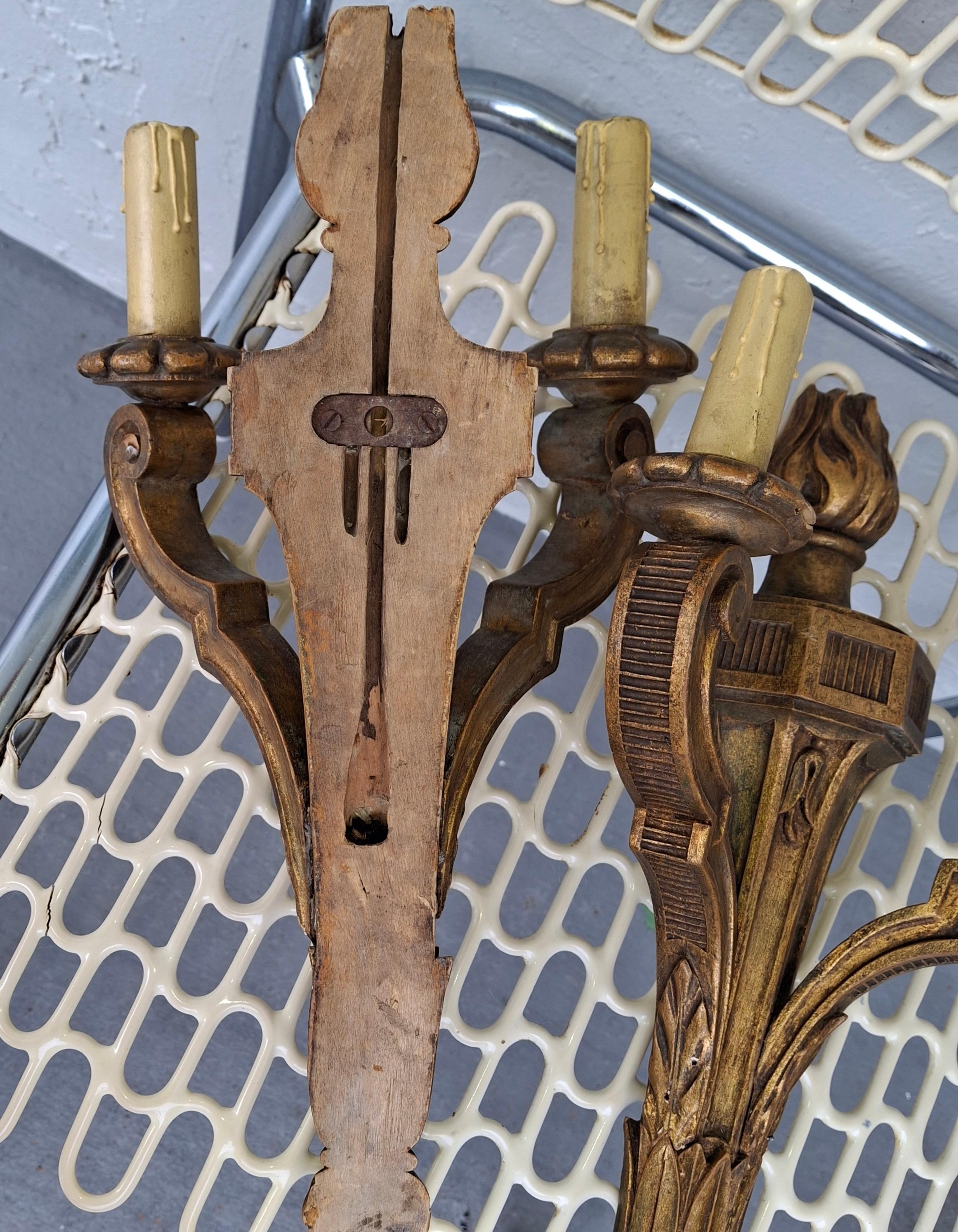 Paire d'appliques murales en bois sculpté et doré de style Empire français du XIXe siècle - Unelectrified en vente 9