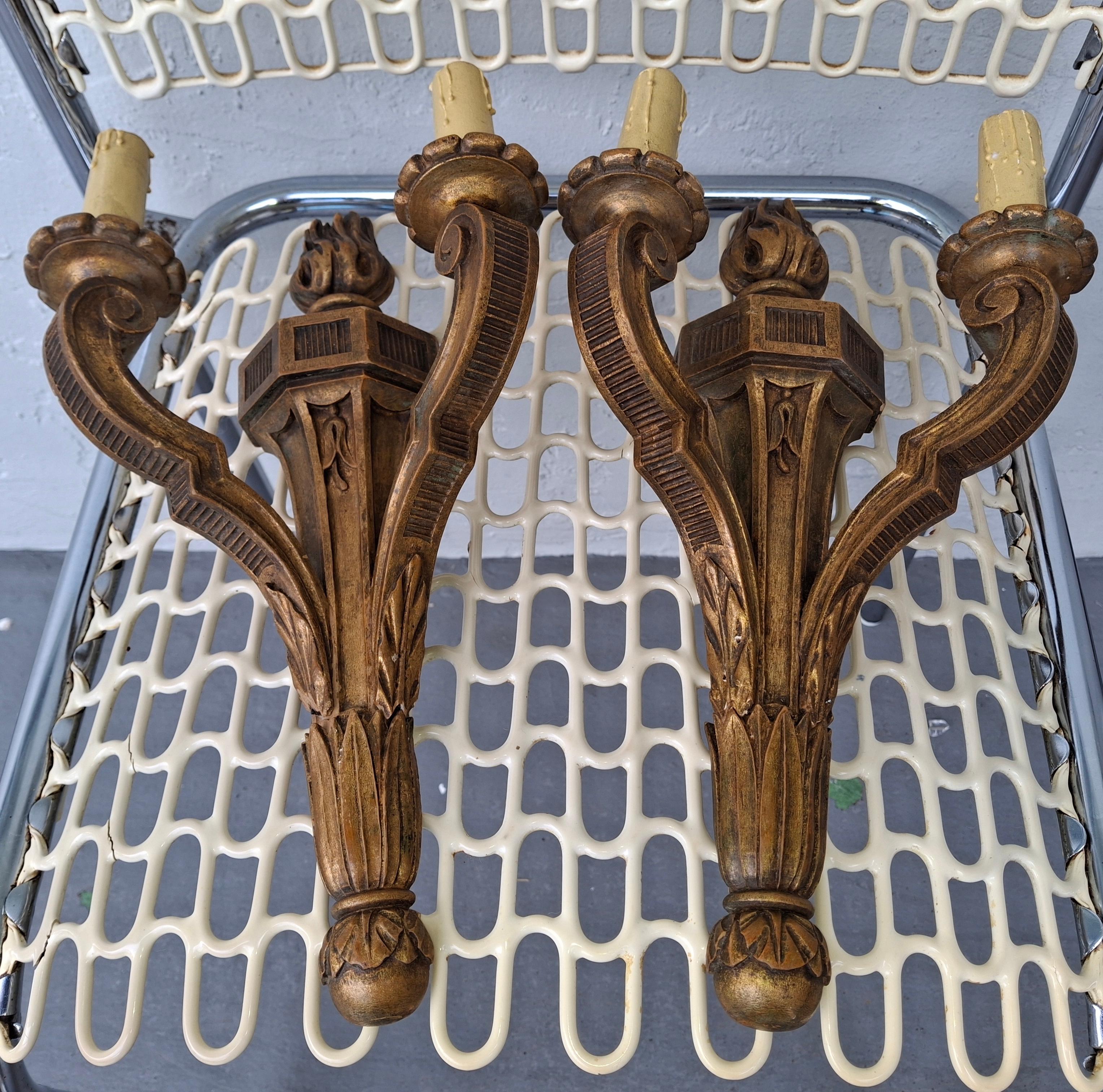 Paire d'appliques murales en bois sculpté et doré de style Empire français du XIXe siècle - Unelectrified en vente 11
