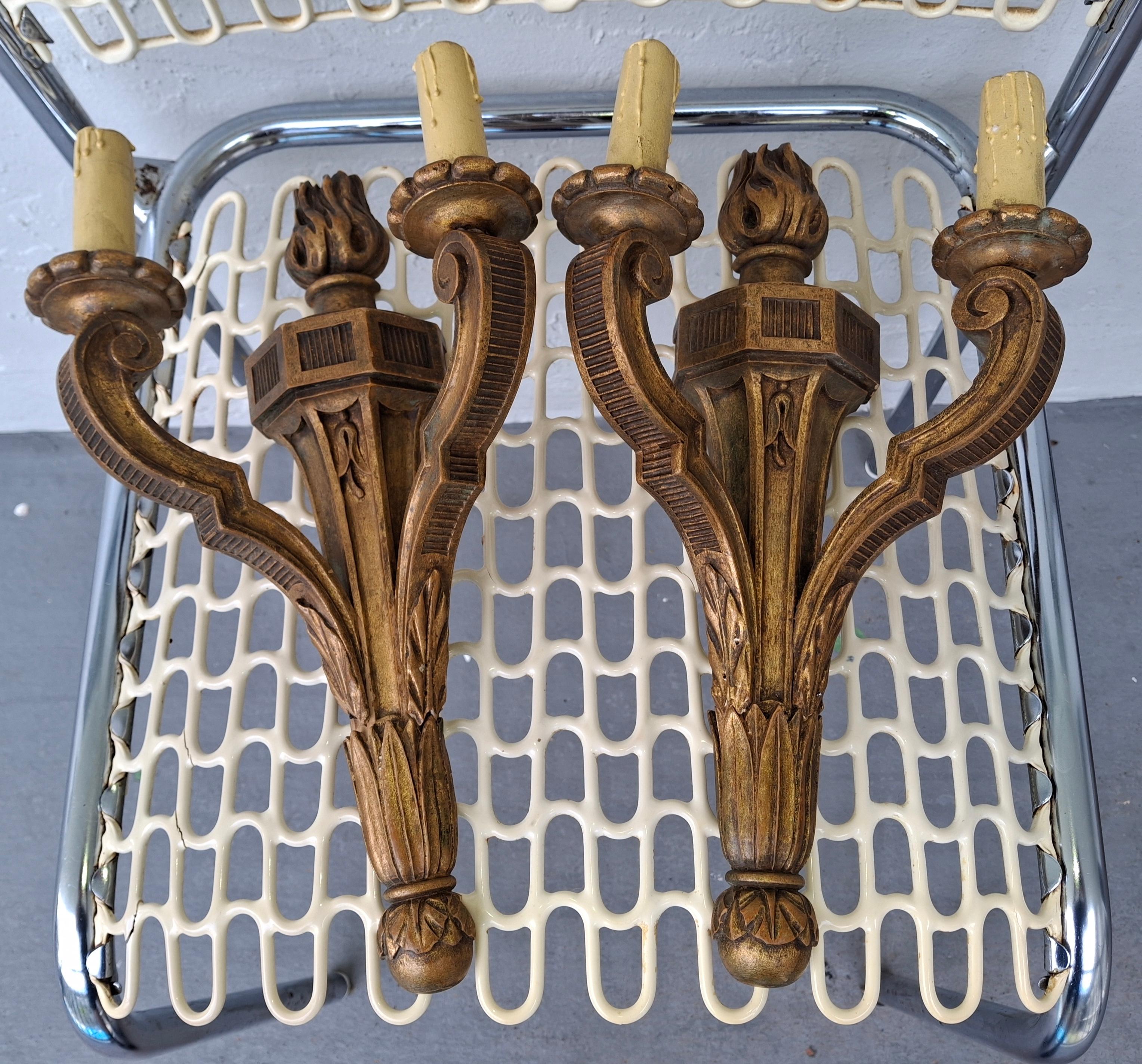 Paire d'appliques murales en bois sculpté et doré de style Empire français du XIXe siècle - Unelectrified en vente 12