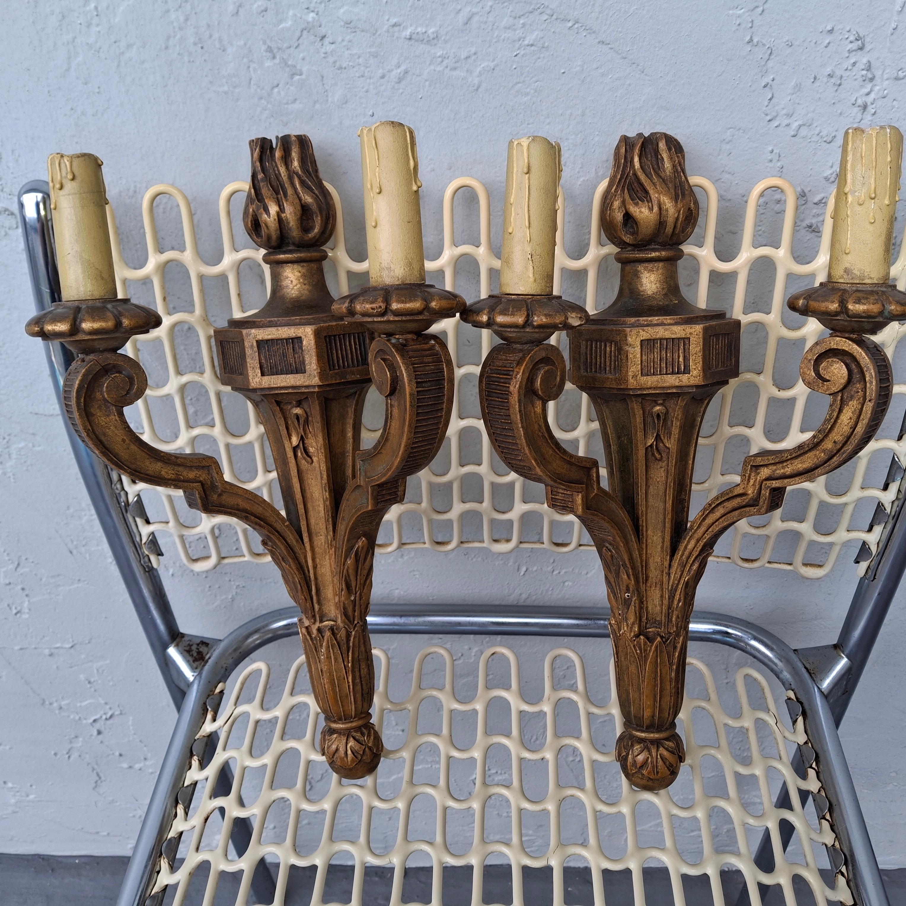 Paire d'appliques murales en bois sculpté et doré de style Empire français du XIXe siècle - Unelectrified Bon état - En vente à Opa Locka, FL