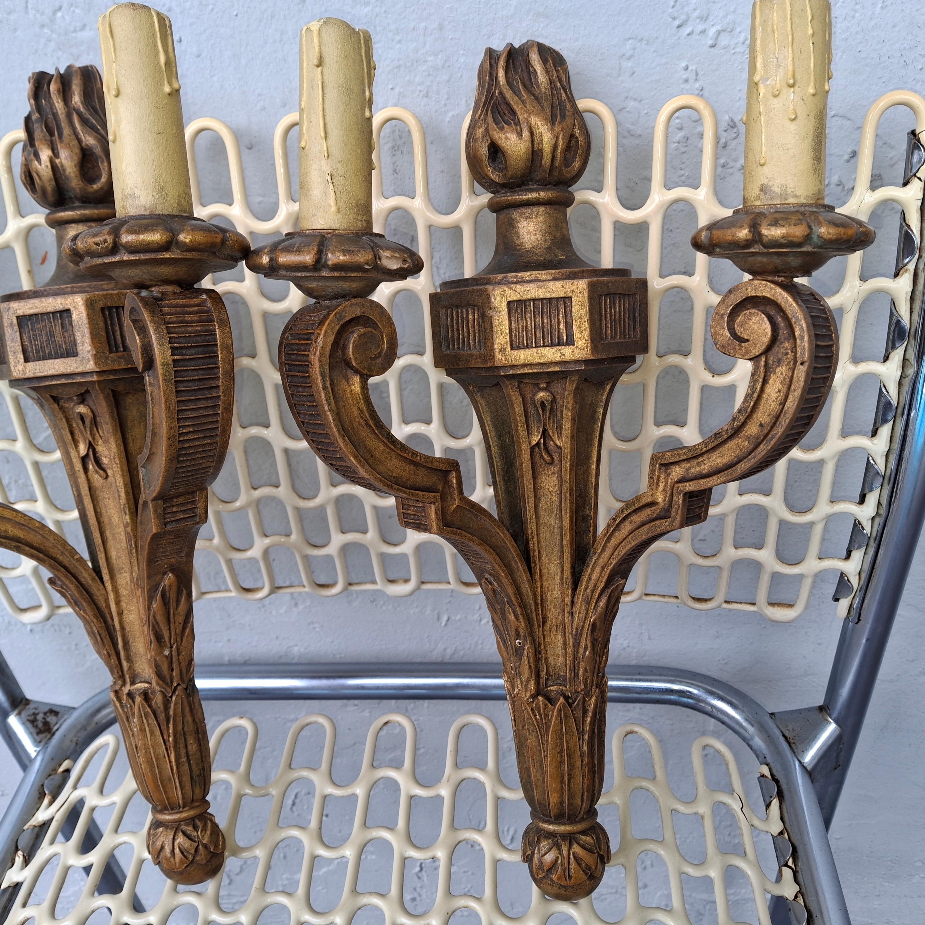 Bois Paire d'appliques murales en bois sculpté et doré de style Empire français du XIXe siècle - Unelectrified en vente