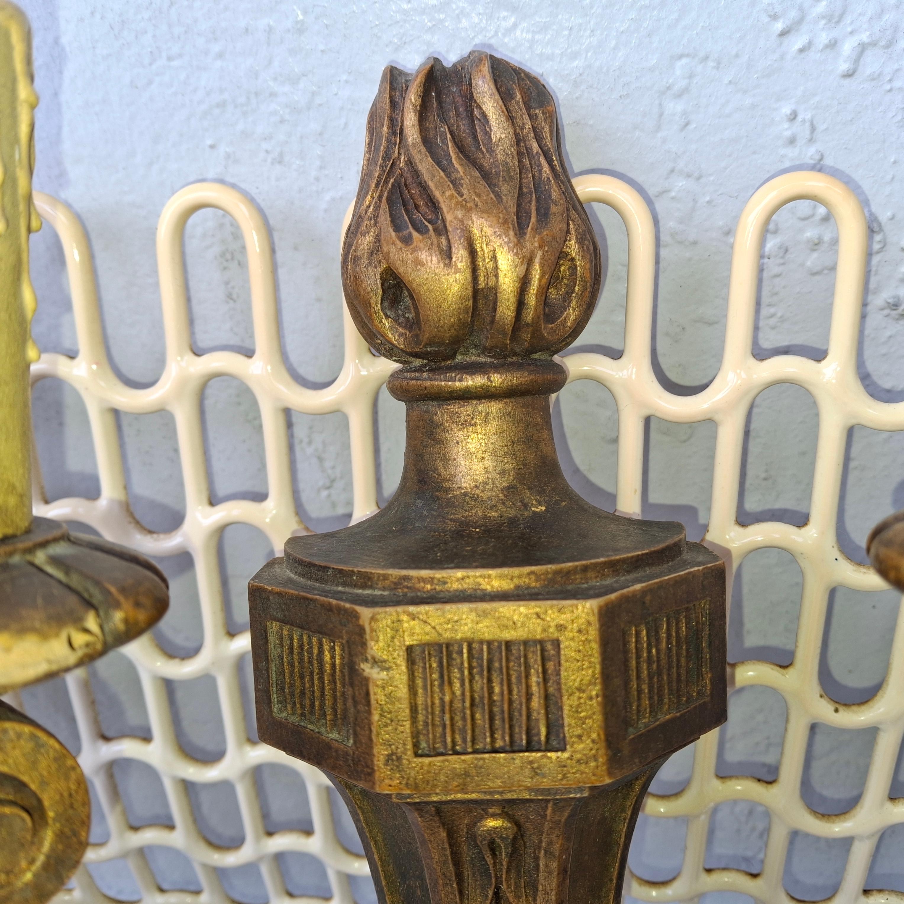 Paire d'appliques murales en bois sculpté et doré de style Empire français du XIXe siècle - Unelectrified en vente 1