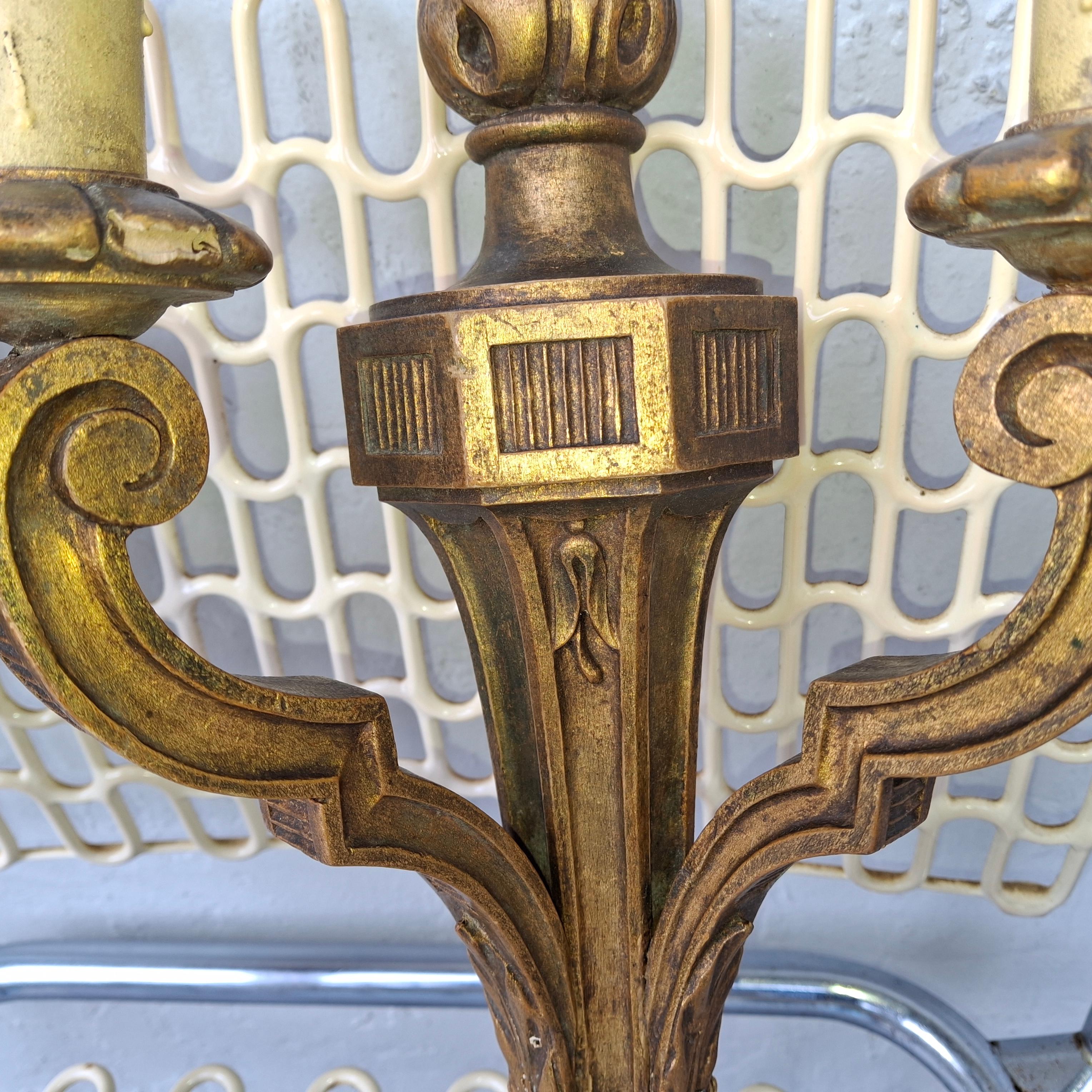 Paire d'appliques murales en bois sculpté et doré de style Empire français du XIXe siècle - Unelectrified en vente 2