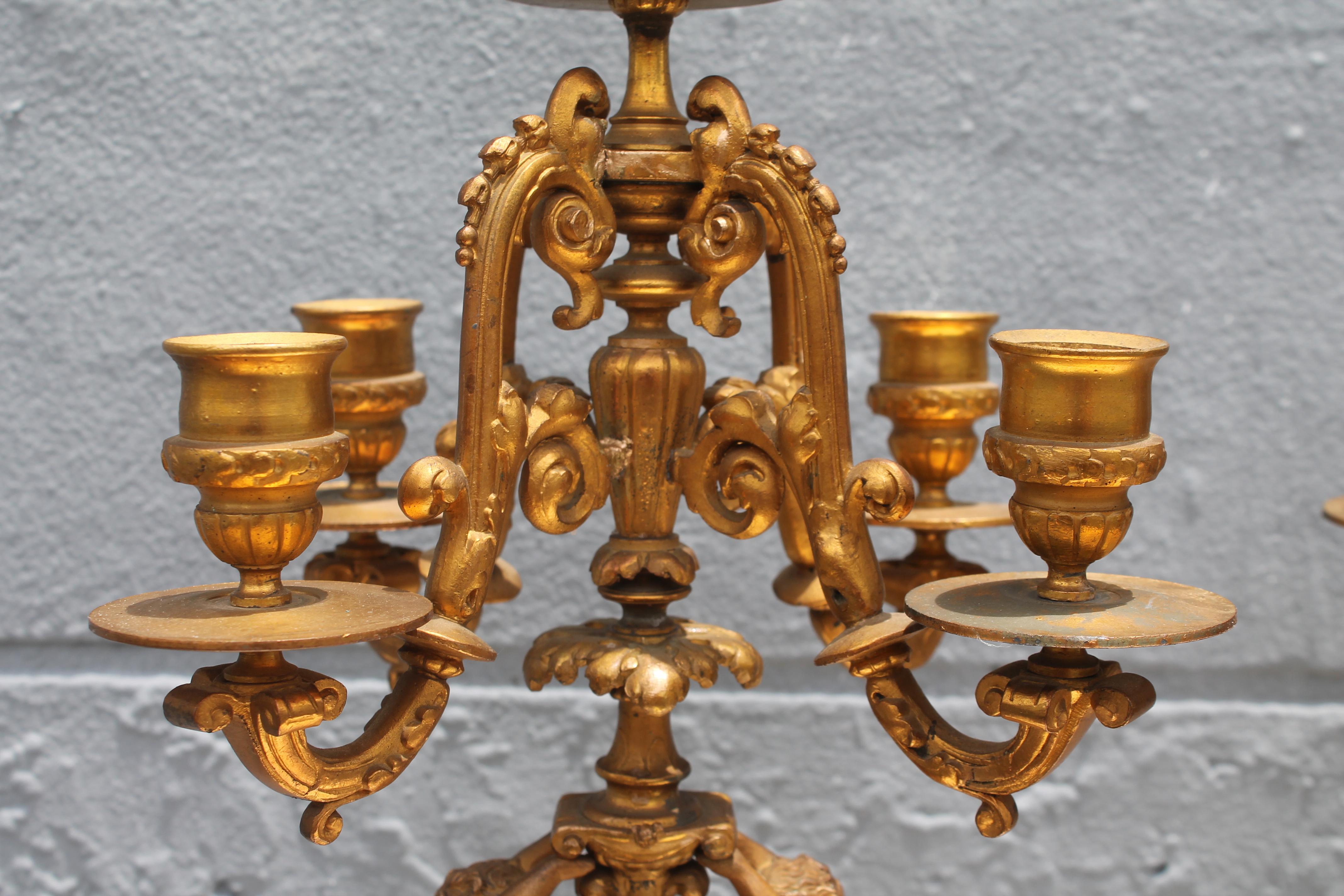 Paar französische Grand-Louis-XVI-Kronleuchter aus vergoldetem Zinn, 19. im Angebot 2