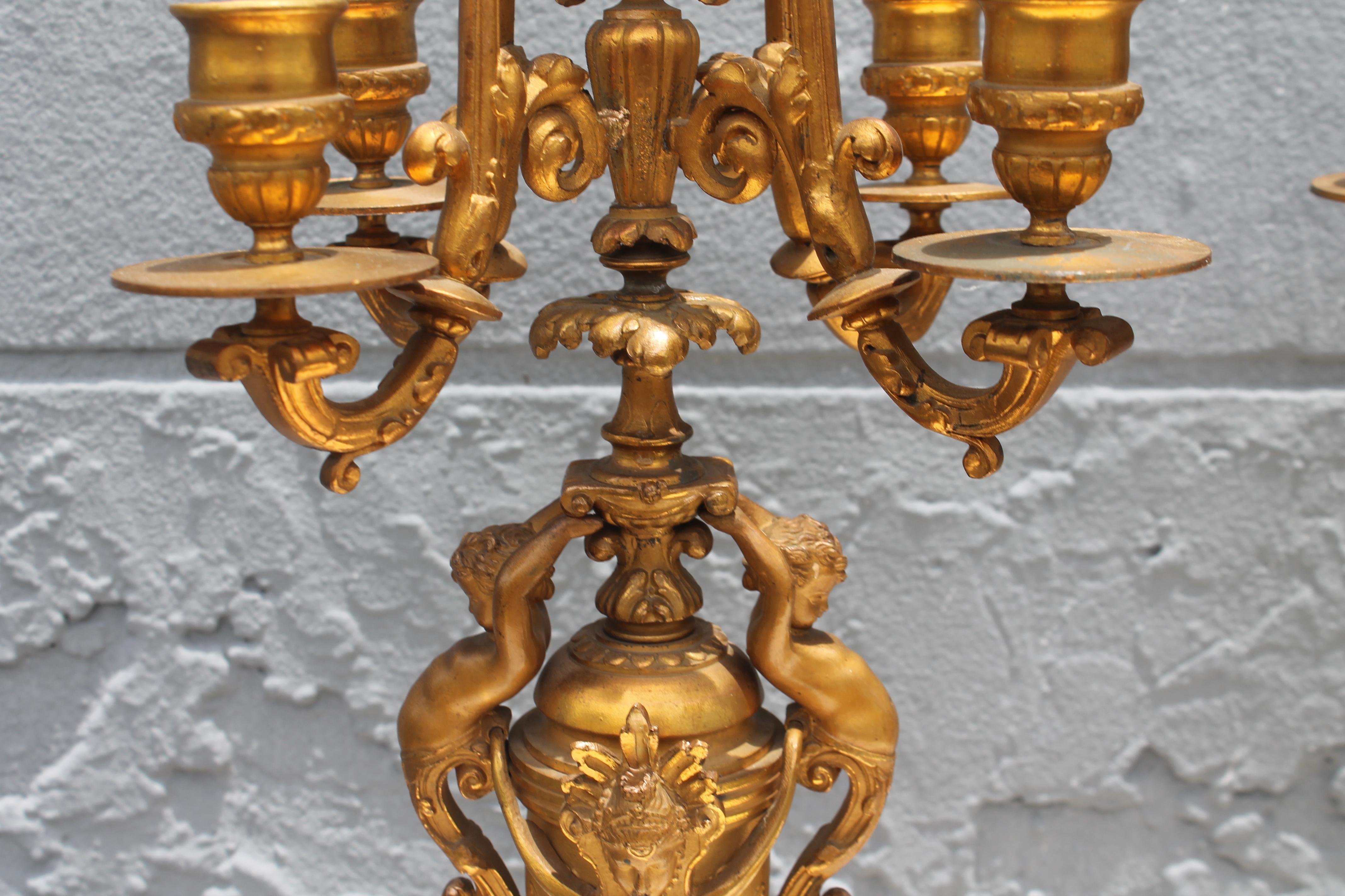 Paar französische Grand-Louis-XVI-Kronleuchter aus vergoldetem Zinn, 19. im Angebot 3