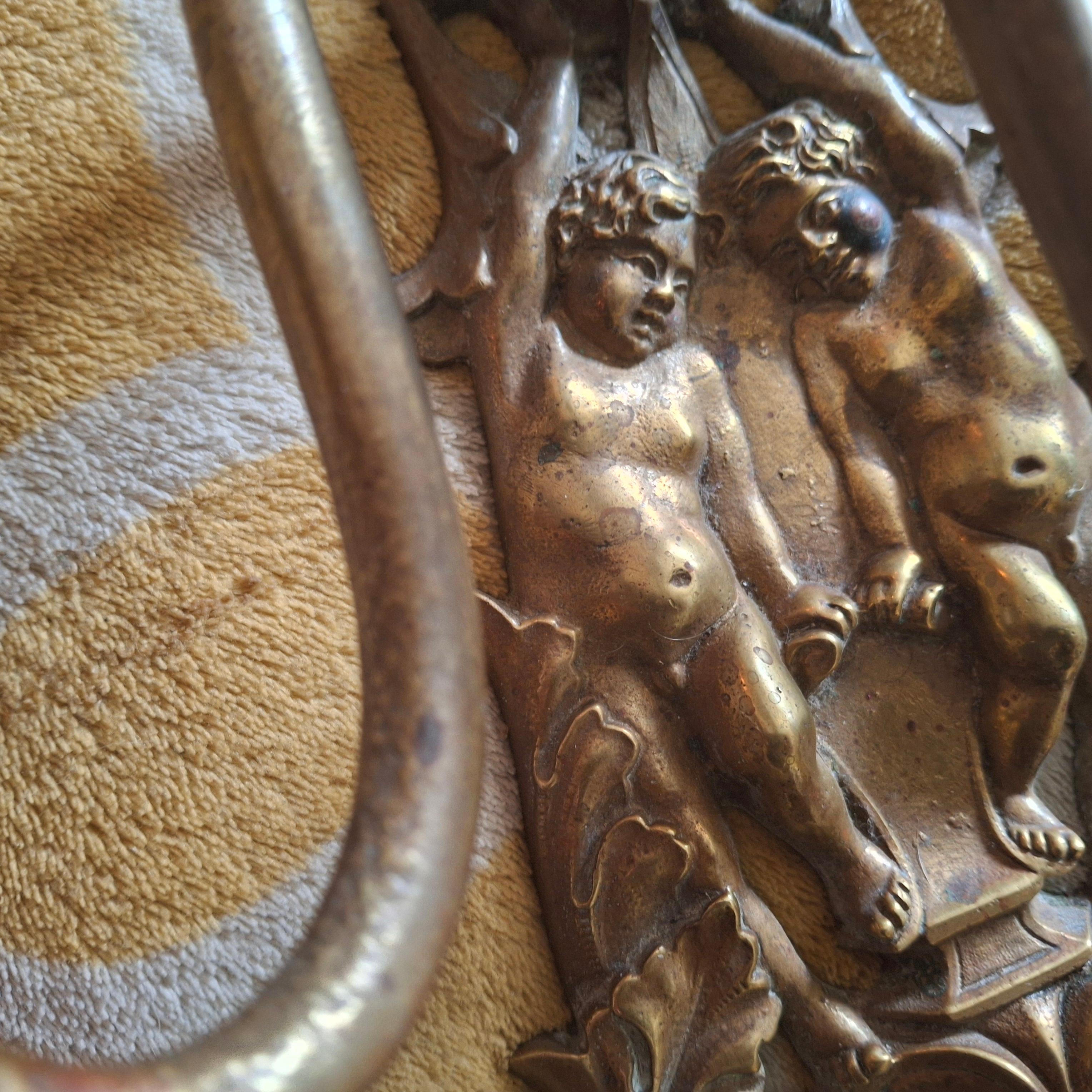 Coppia di candelabri cavallereschi francesi del XIX secolo in bronzo Luigi XVI, portacandele da parete in vendita 10