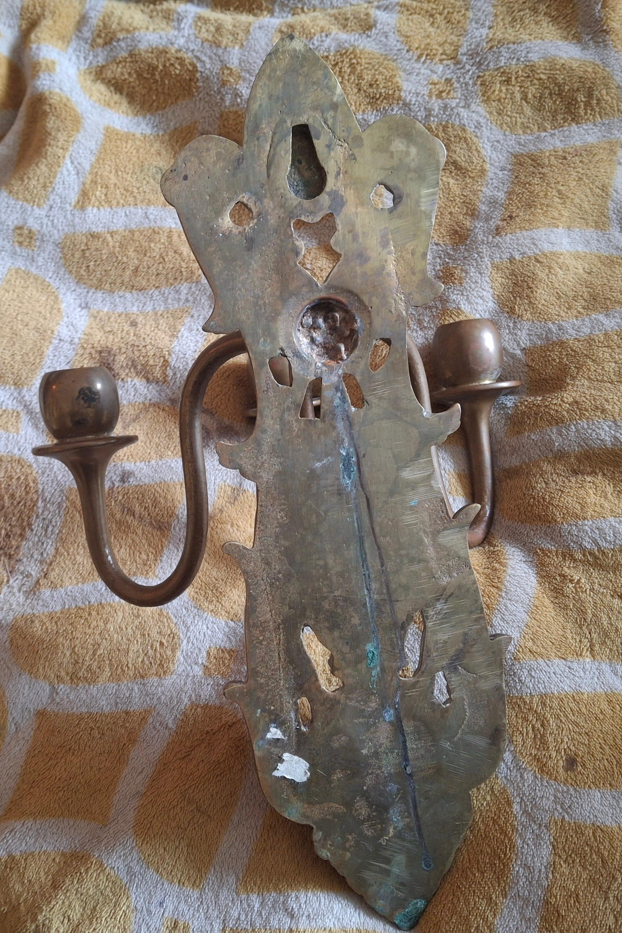 Coppia di candelabri cavallereschi francesi del XIX secolo in bronzo Luigi XVI, portacandele da parete in vendita 11