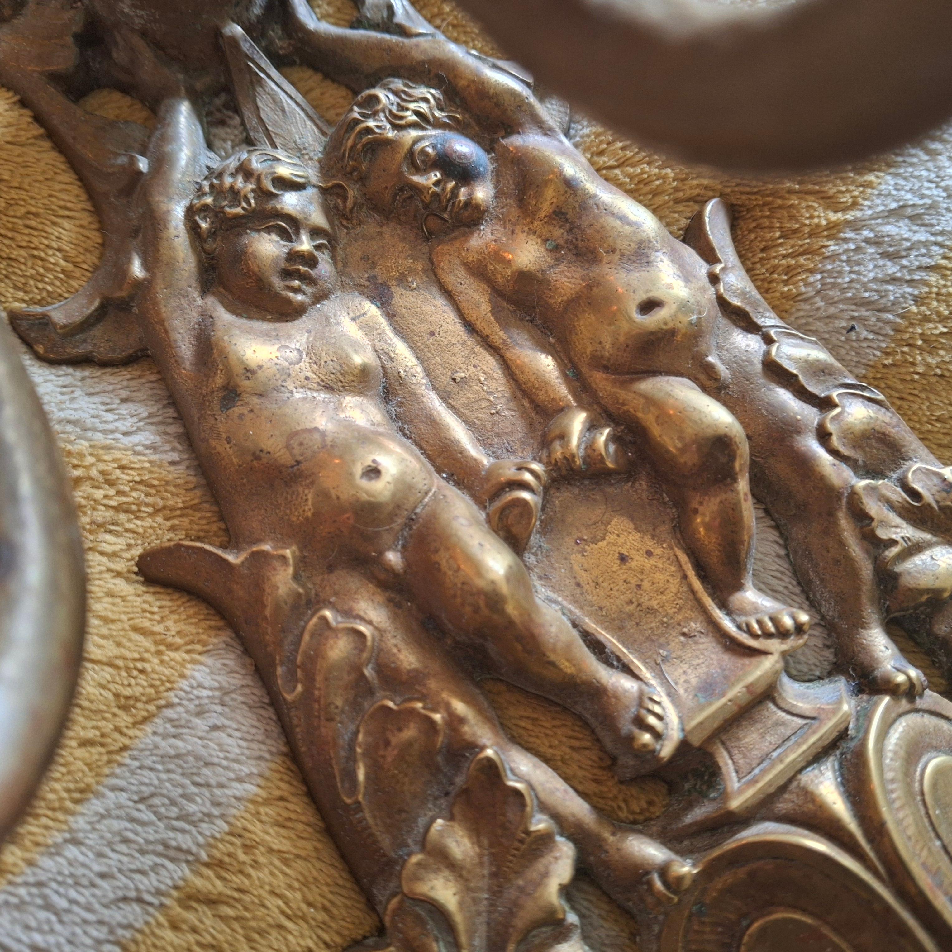 Coppia di candelabri cavallereschi francesi del XIX secolo in bronzo Luigi XVI, portacandele da parete in vendita 1