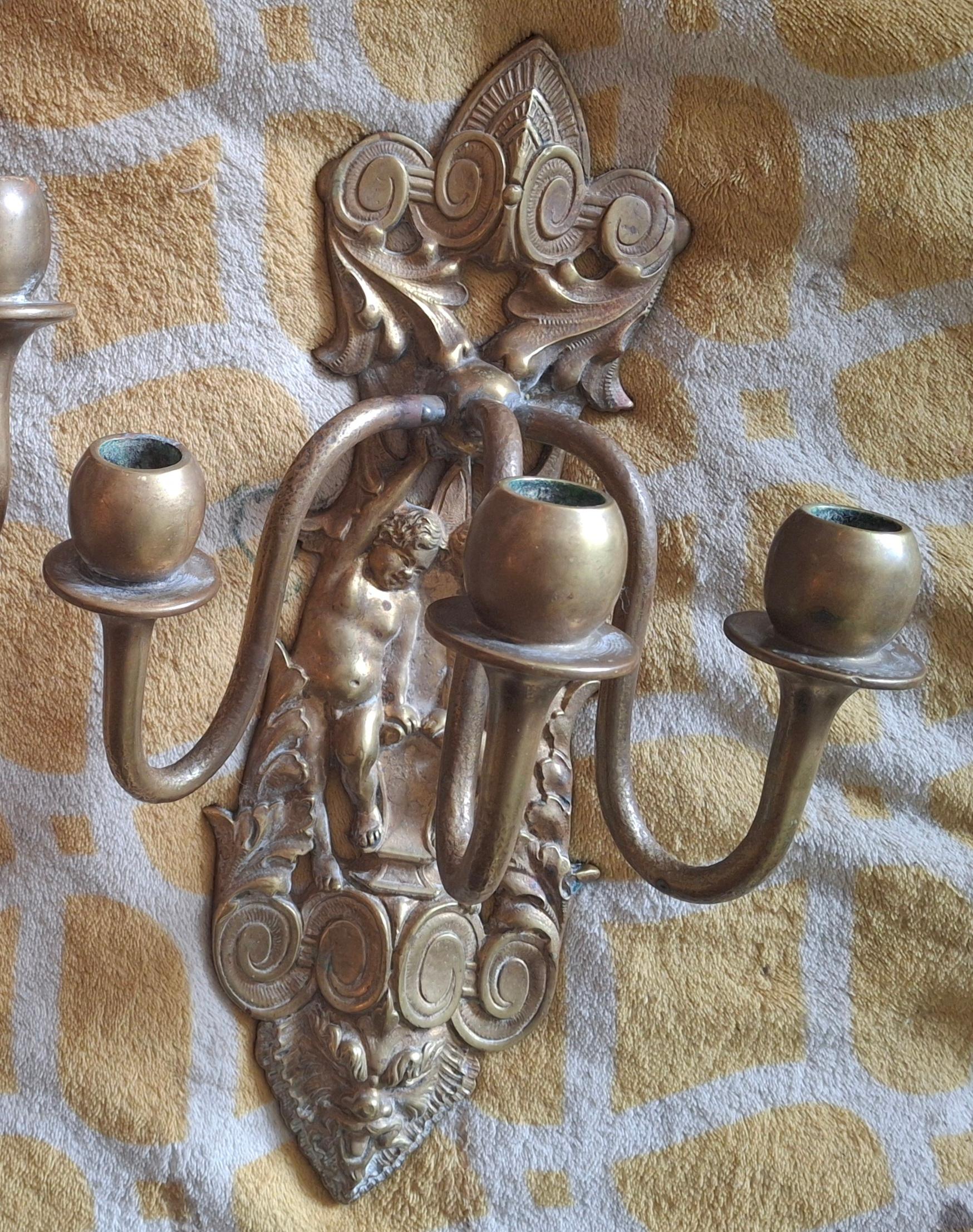 Coppia di candelabri cavallereschi francesi del XIX secolo in bronzo Luigi XVI, portacandele da parete in vendita 3