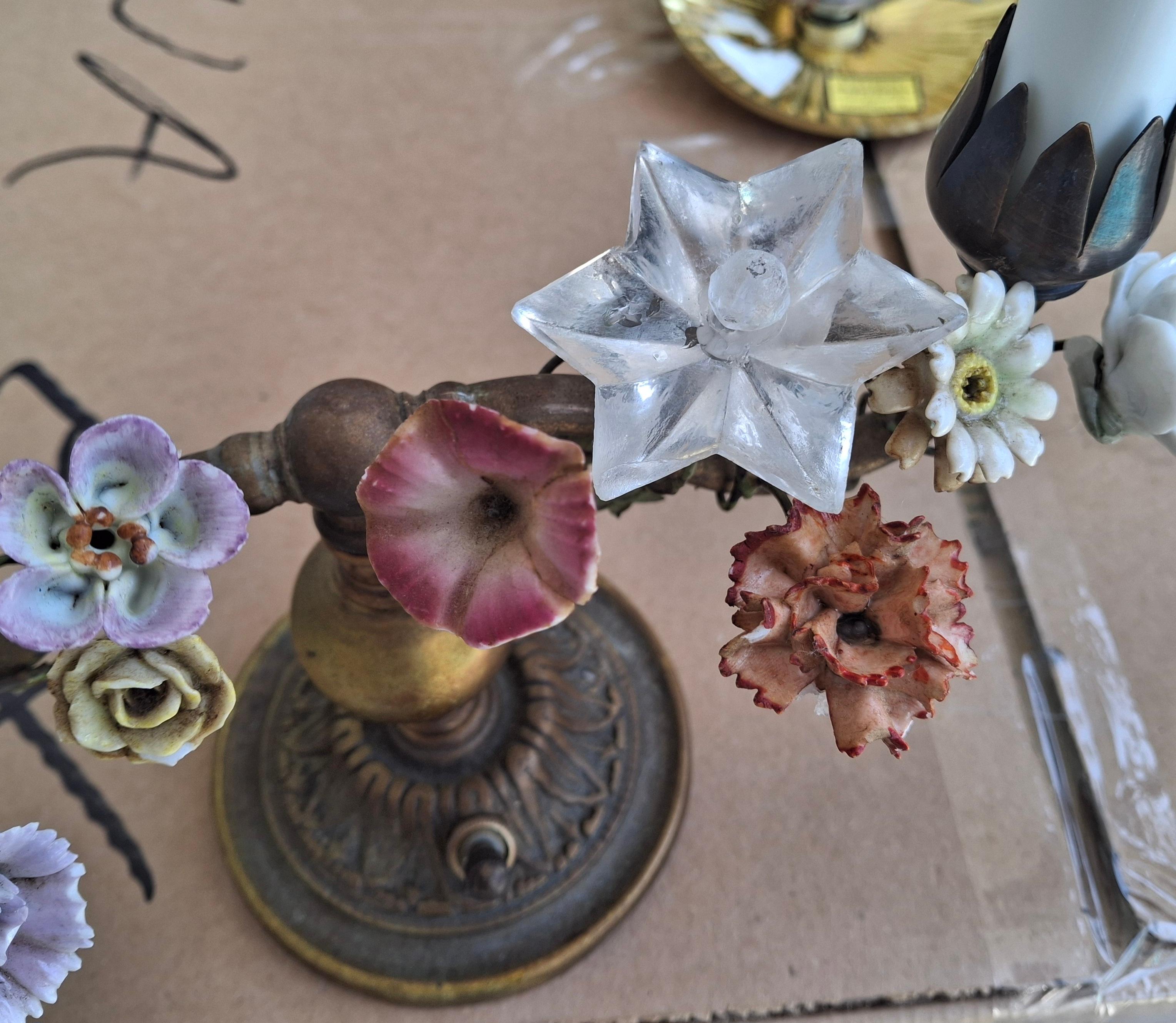 Paire de lampes de boudoir d'appoint/de table Louis XVI du 19ème siècle en bronze/porcelaine à fleurs en vente 4