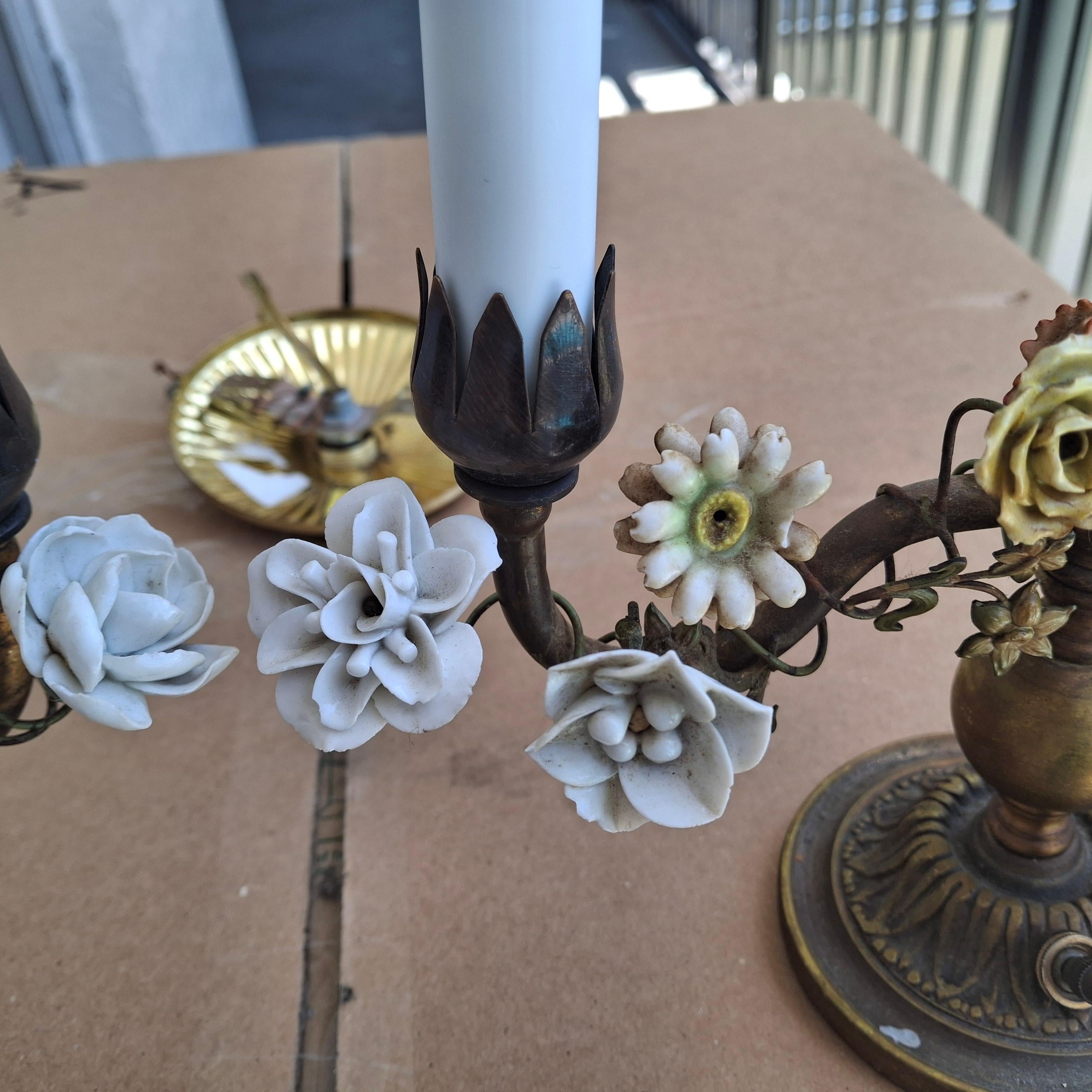 Paire de lampes de boudoir d'appoint/de table Louis XVI du 19ème siècle en bronze/porcelaine à fleurs en vente 7