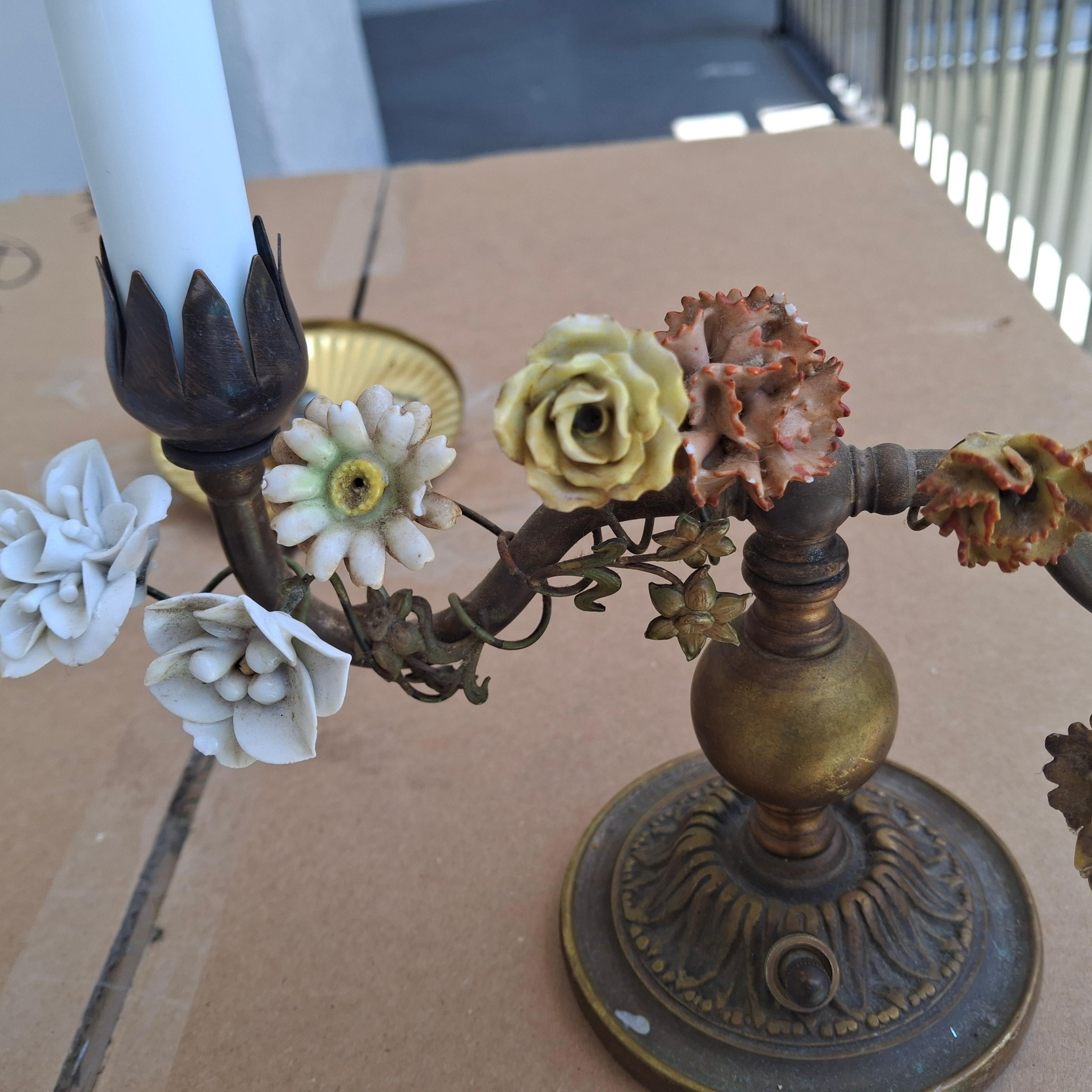 Paire de lampes de boudoir d'appoint/de table Louis XVI du 19ème siècle en bronze/porcelaine à fleurs en vente 8