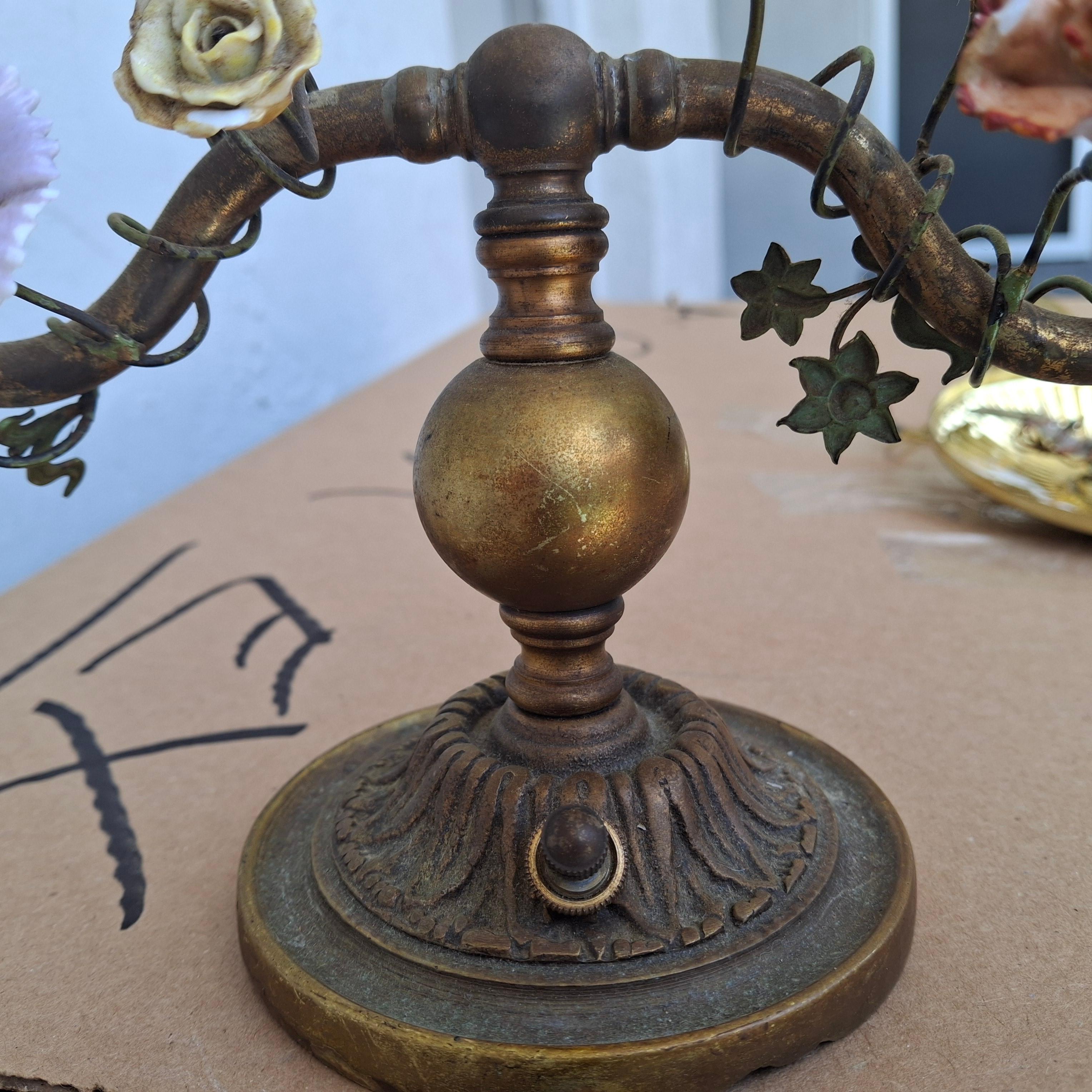 Paire de lampes de boudoir d'appoint/de table Louis XVI du 19ème siècle en bronze/porcelaine à fleurs en vente 12