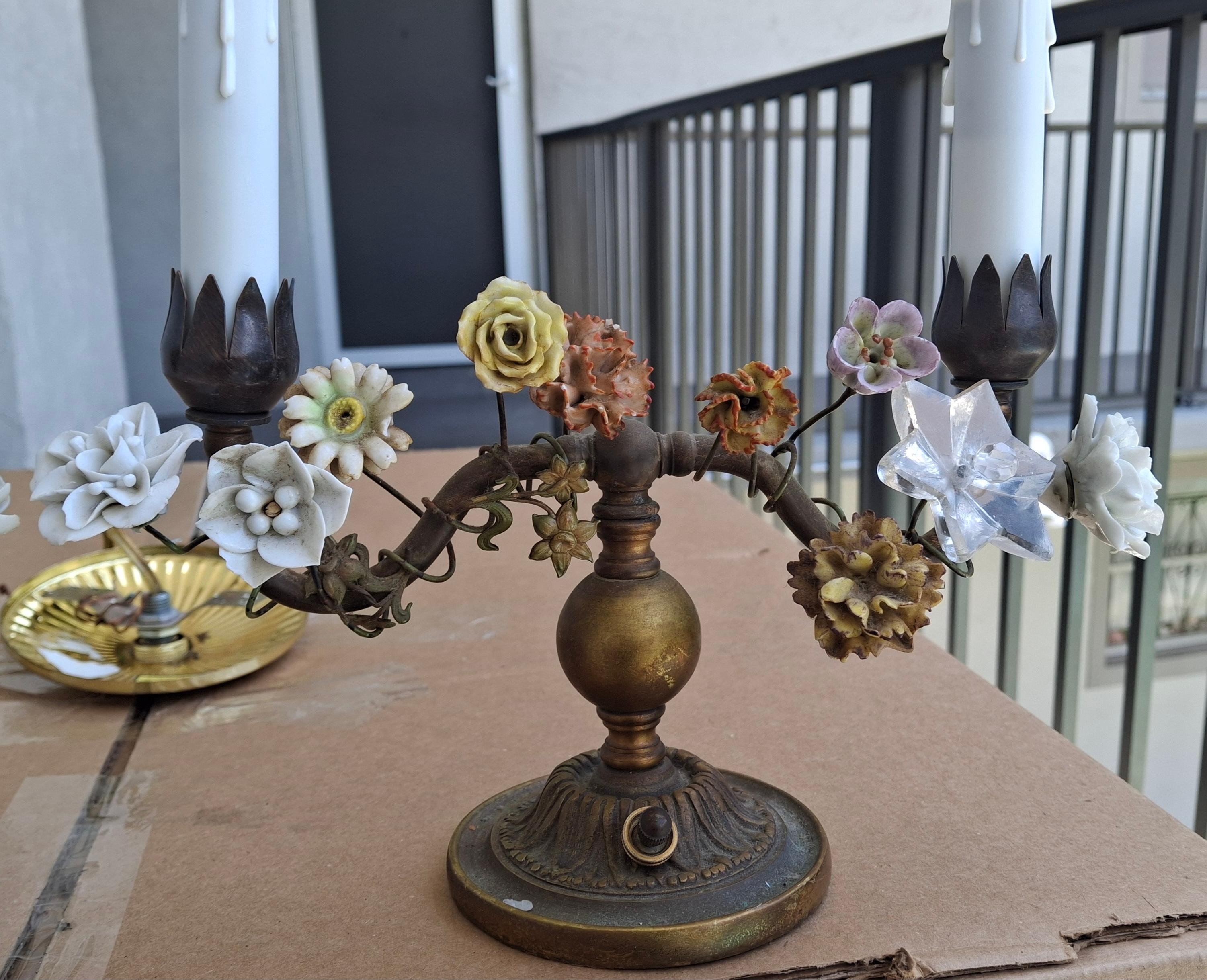 Paire de lampes de boudoir d'appoint/de table Louis XVI du 19ème siècle en bronze/porcelaine à fleurs en vente 13