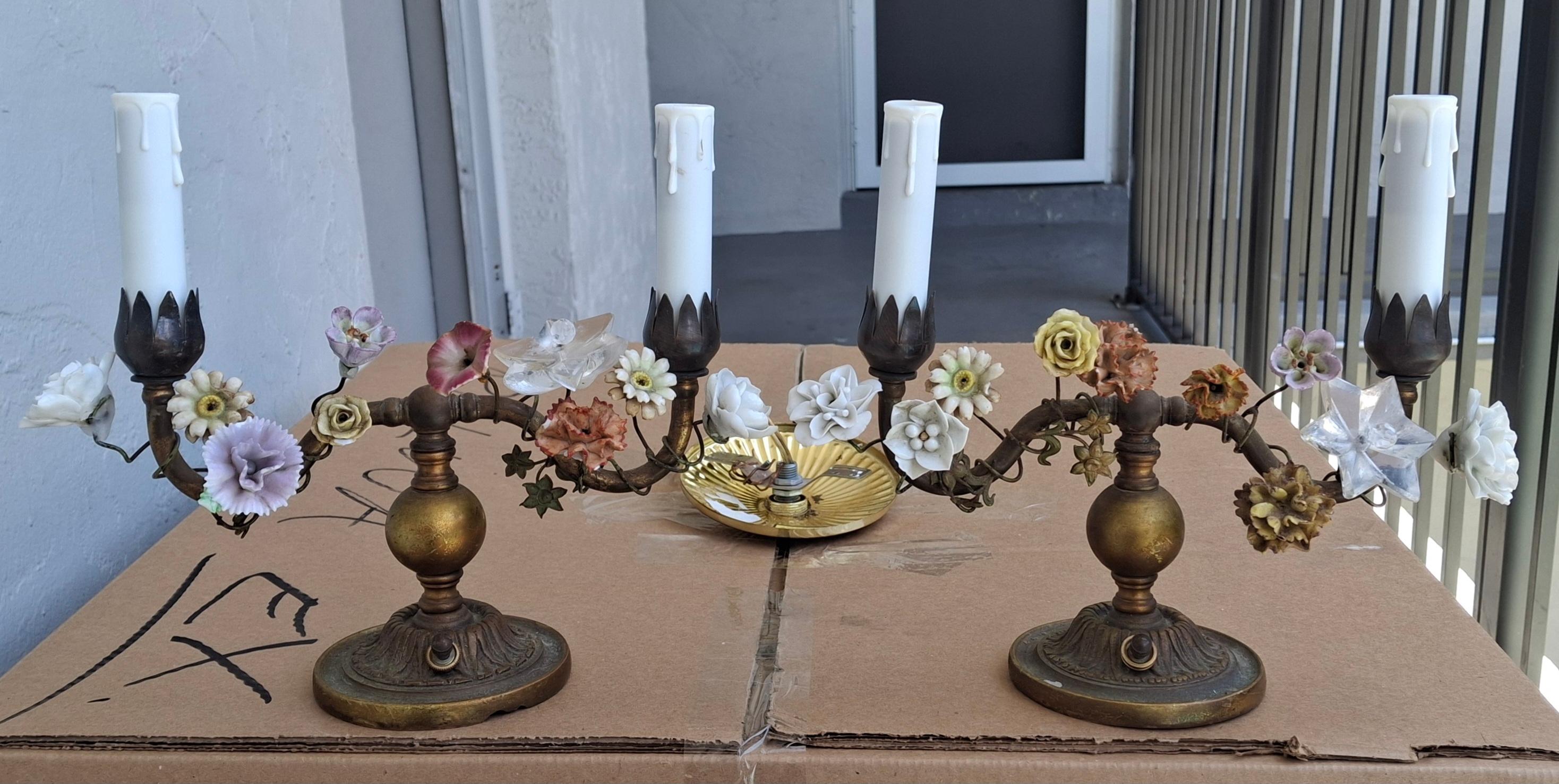 Français Paire de lampes de boudoir d'appoint/de table Louis XVI du 19ème siècle en bronze/porcelaine à fleurs en vente