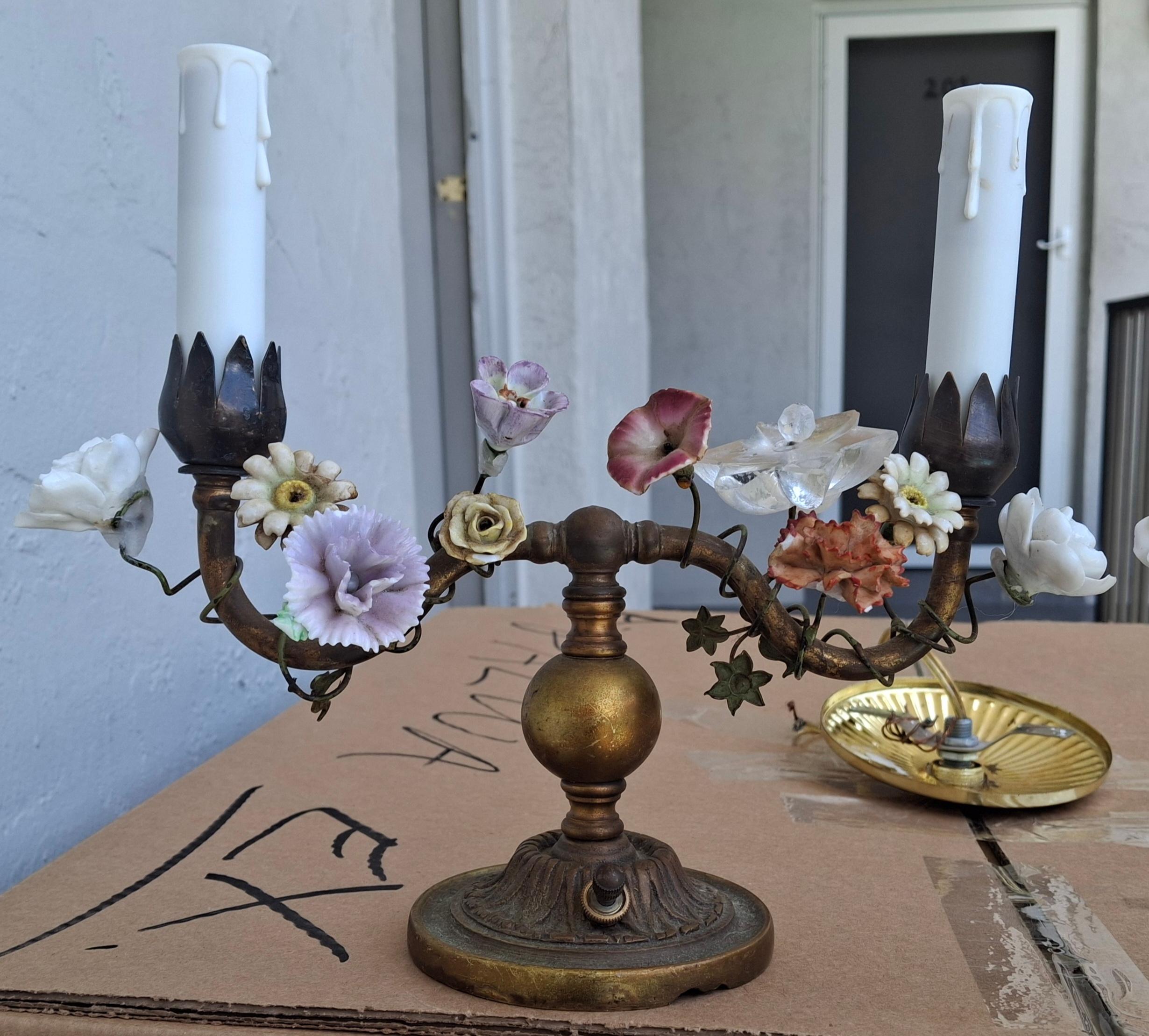 Paire de lampes de boudoir d'appoint/de table Louis XVI du 19ème siècle en bronze/porcelaine à fleurs Bon état - En vente à Opa Locka, FL