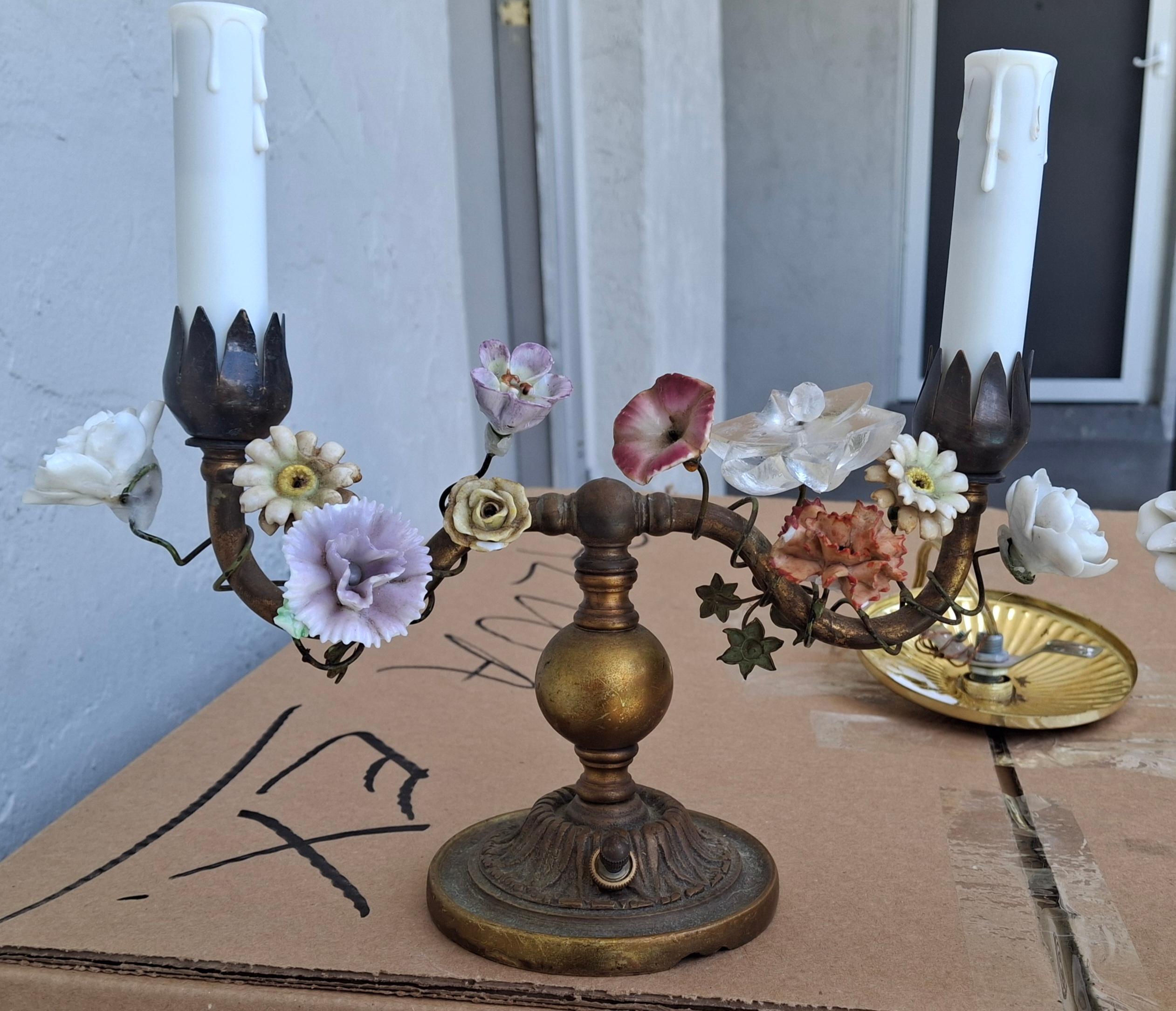 Fin du XIXe siècle Paire de lampes de boudoir d'appoint/de table Louis XVI du 19ème siècle en bronze/porcelaine à fleurs en vente