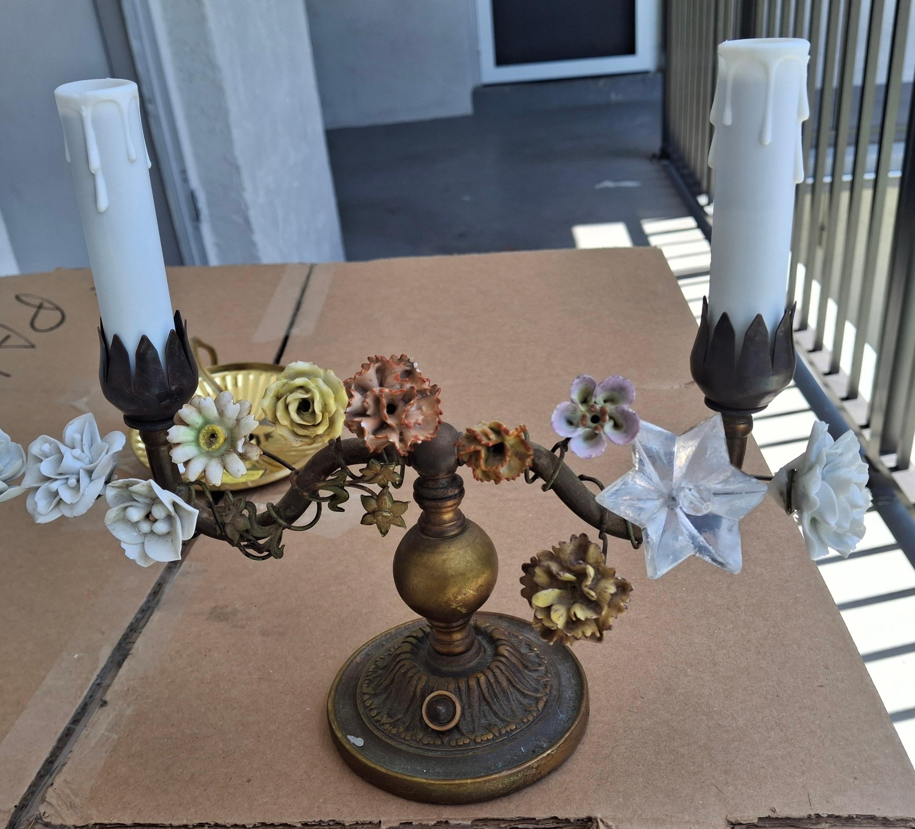 Porcelaine Paire de lampes de boudoir d'appoint/de table Louis XVI du 19ème siècle en bronze/porcelaine à fleurs en vente