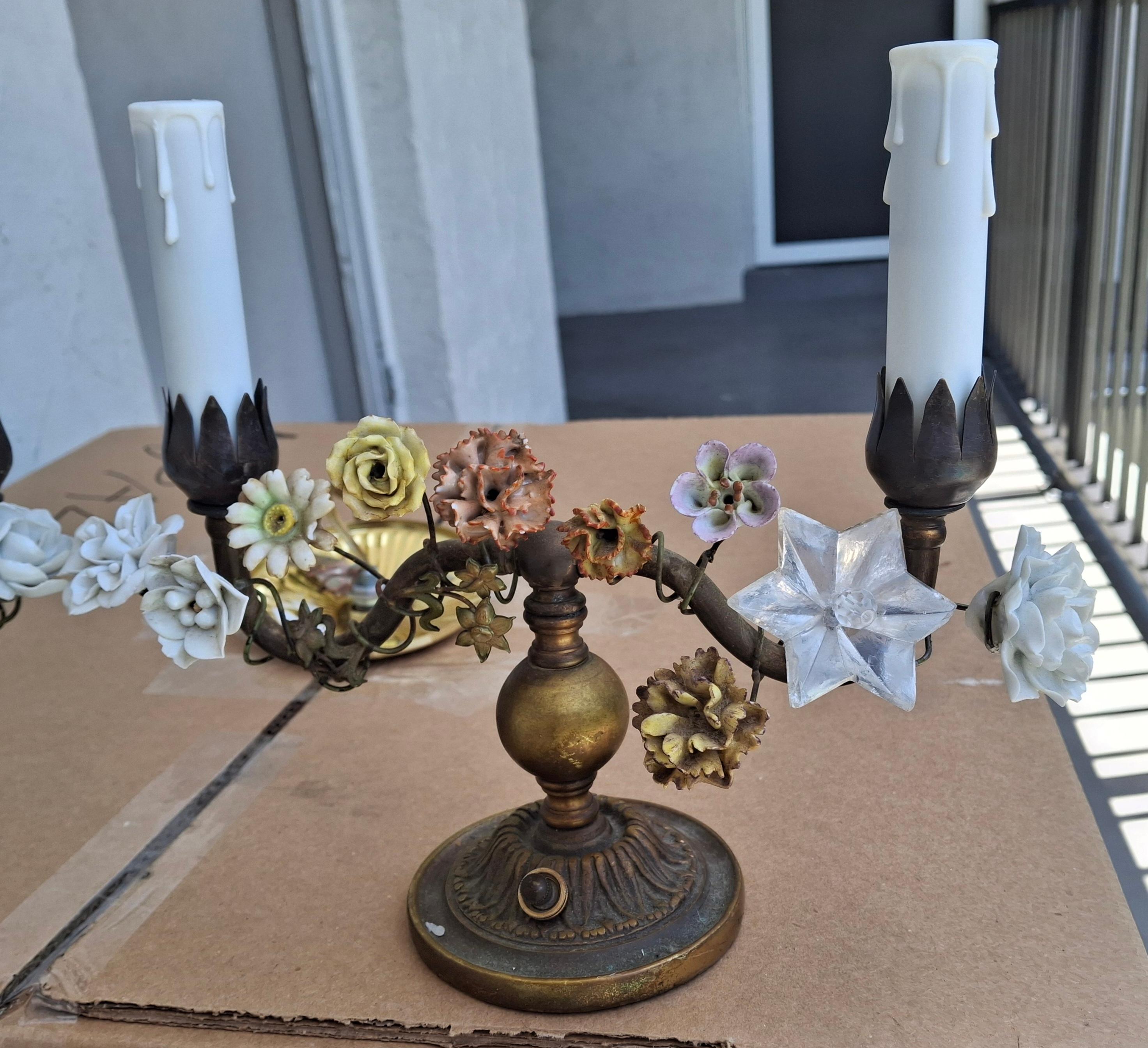 Paire de lampes de boudoir d'appoint/de table Louis XVI du 19ème siècle en bronze/porcelaine à fleurs en vente 1
