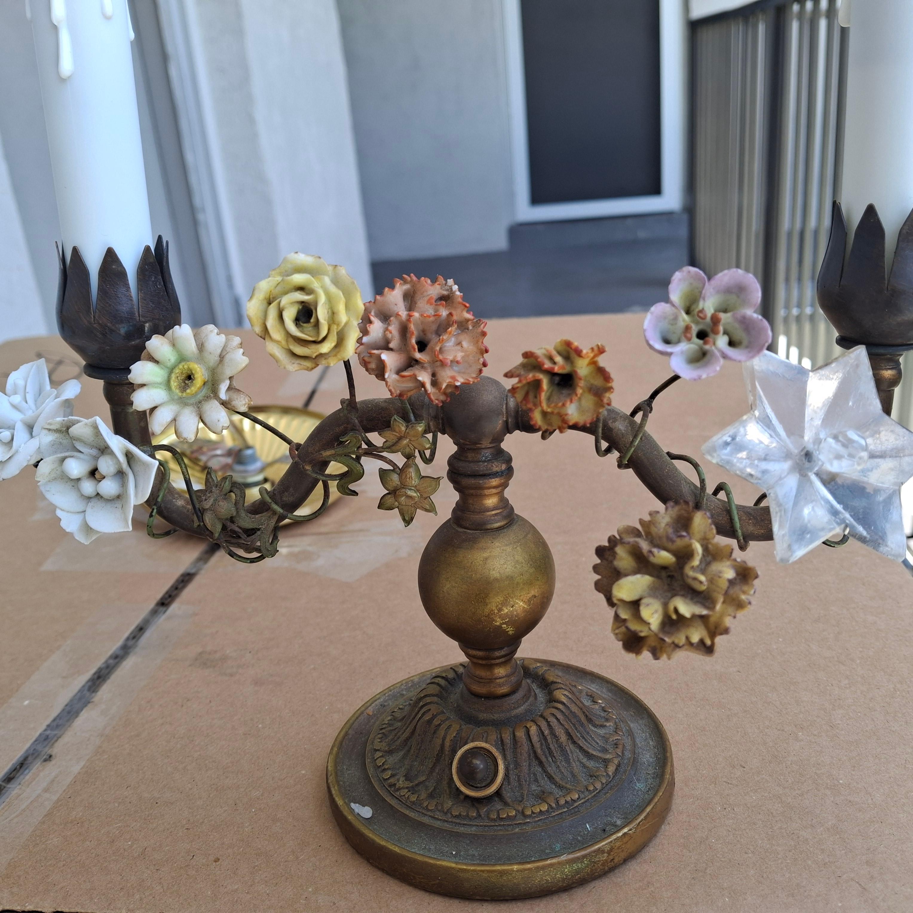 Paire de lampes de boudoir d'appoint/de table Louis XVI du 19ème siècle en bronze/porcelaine à fleurs en vente 2
