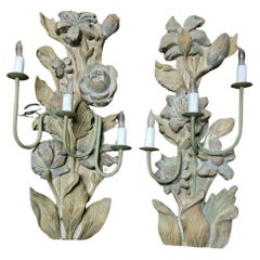 Pareja de apliques franceses Luis XVI de madera tallada con motivos florales del siglo XIX