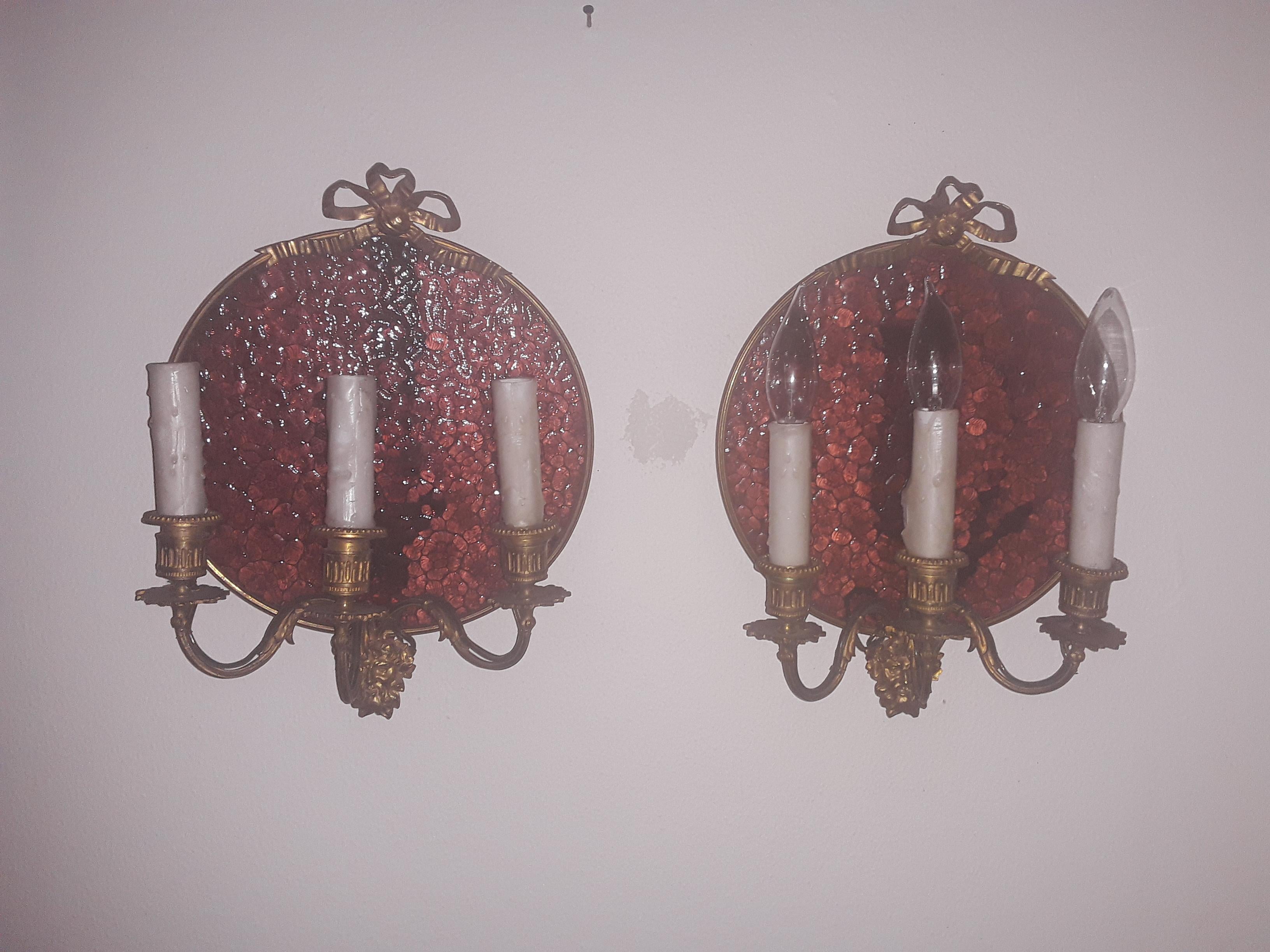 Paire d'appliques murales Louis XVI du 19ème siècle en bronze doré avec support en verre d'art figuratif en vente 11