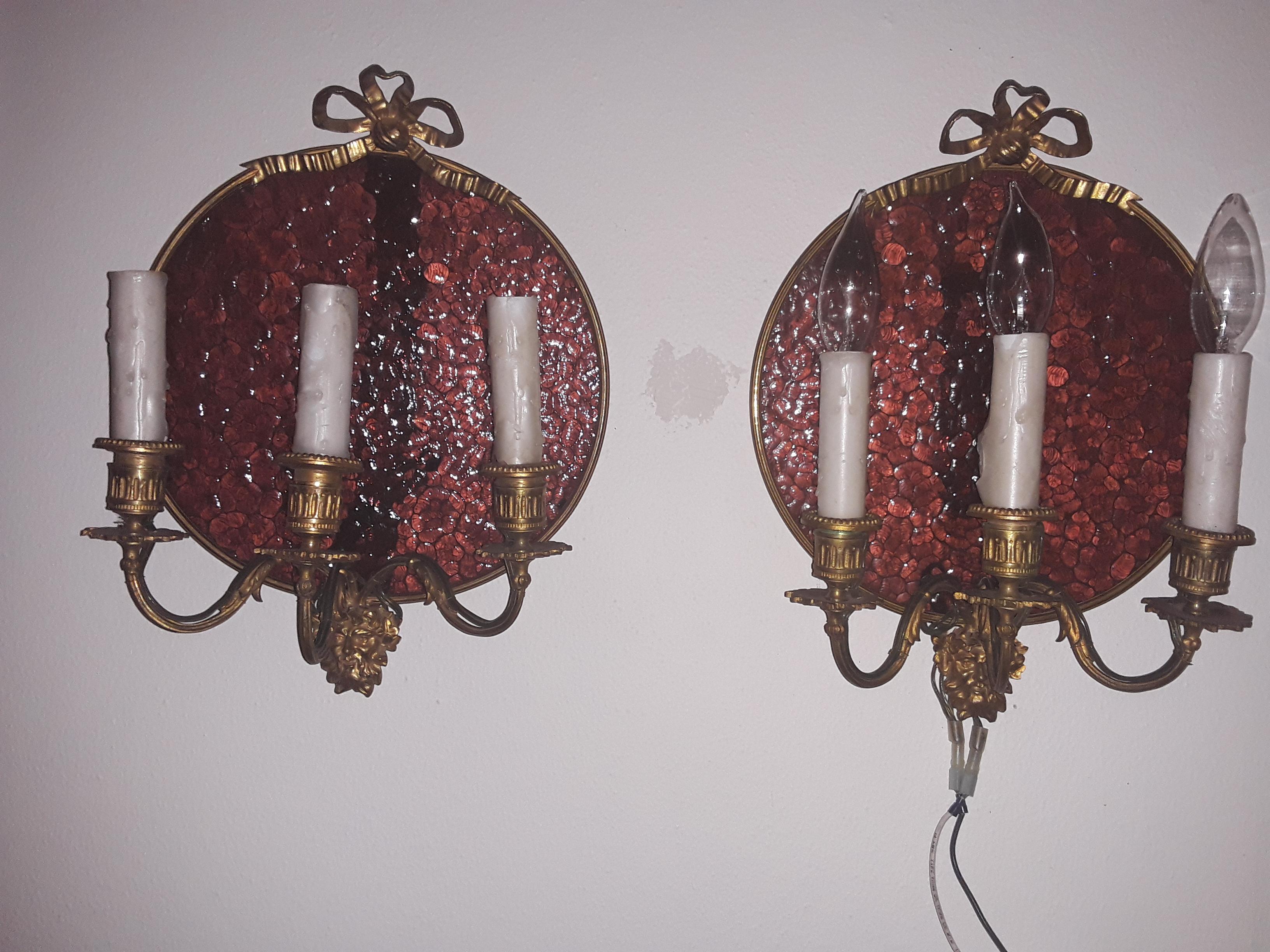 Paire d'appliques murales en bronze doré de style Louis XVI du 19e siècle. Les centres en verre d'art sont de couleur violette. Ils offrent une couleur et une teinte étonnantes lorsqu'ils sont appliqués. Ruban en haut, cadre circulaire avec des