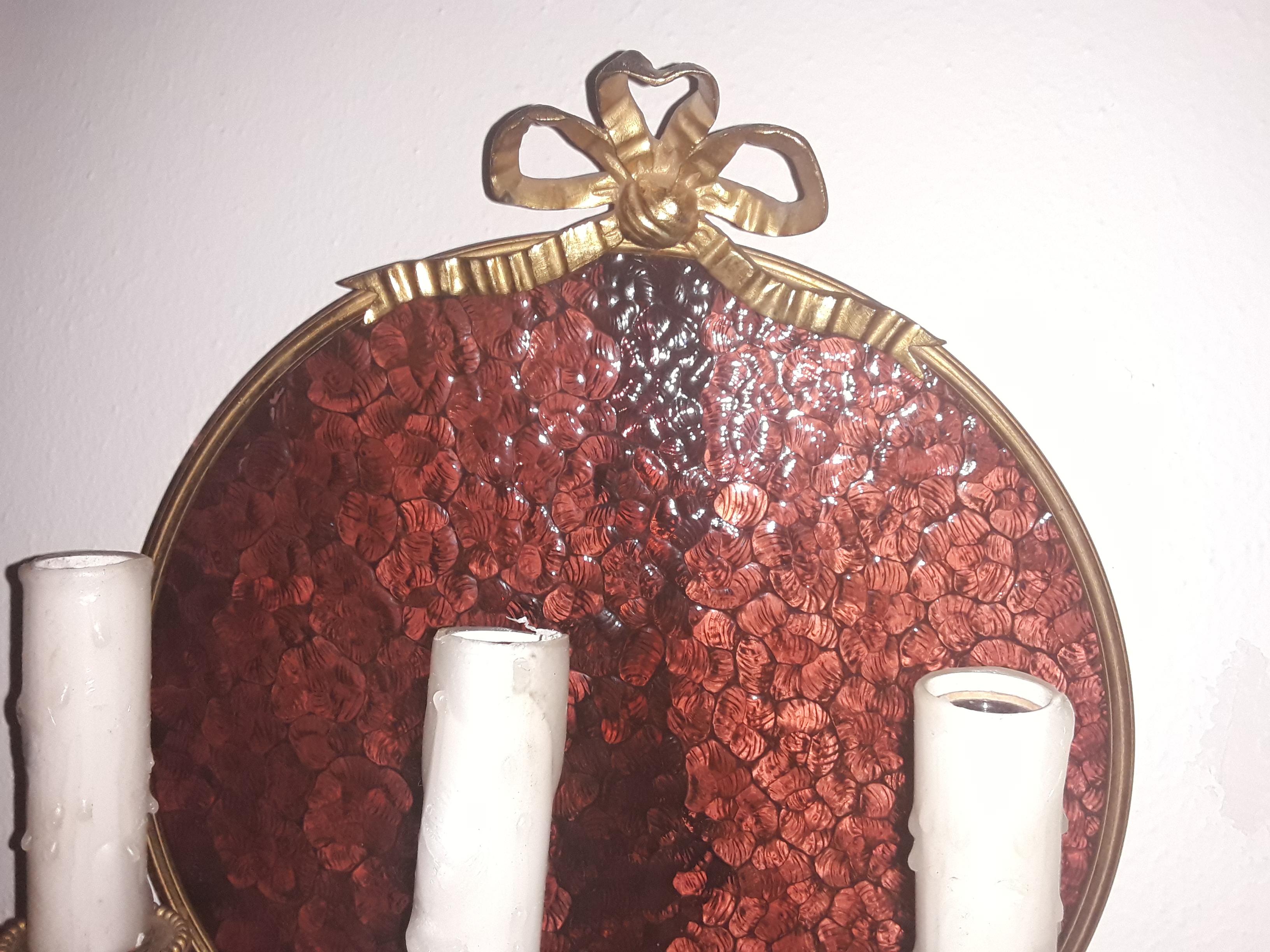 Paire d'appliques murales Louis XVI du 19ème siècle en bronze doré avec support en verre d'art figuratif Bon état - En vente à Opa Locka, FL